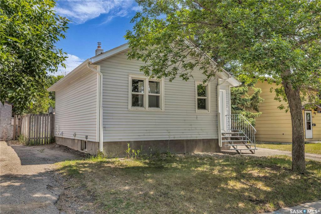 Property Photo: 424 M Avenue N SK S7L 2S6