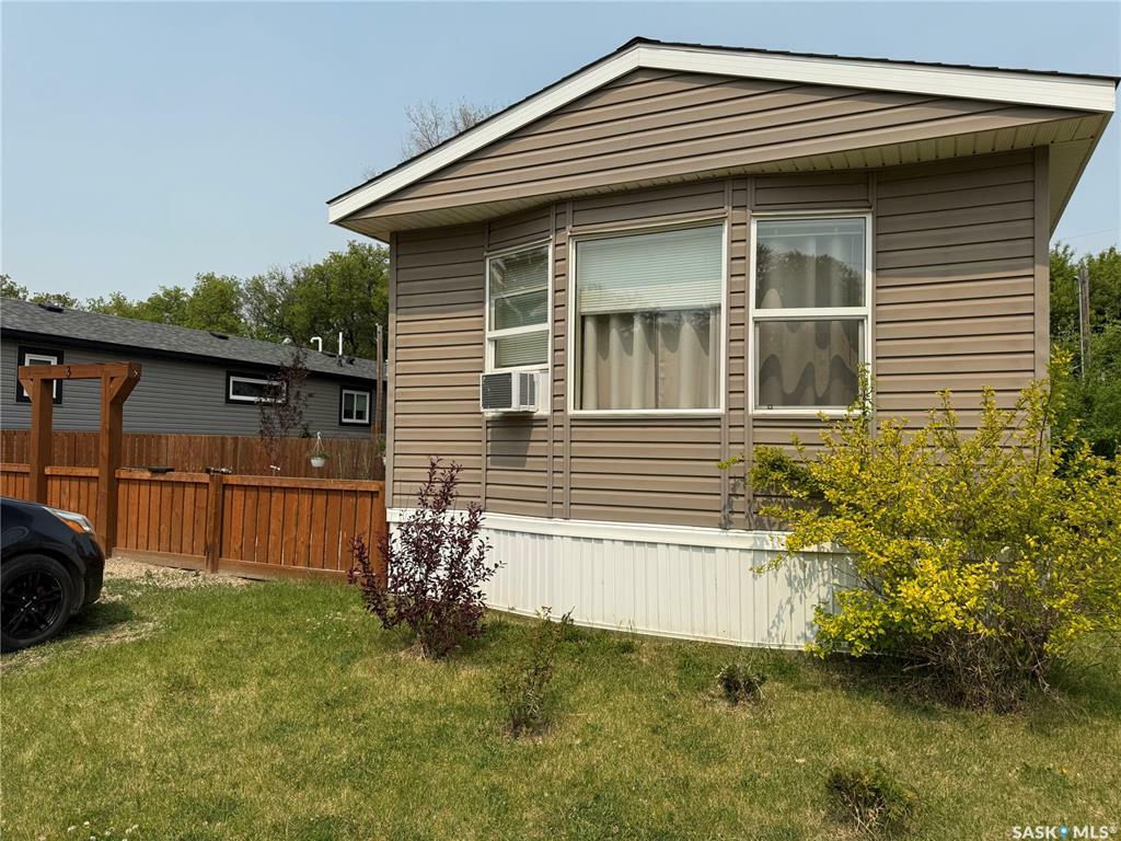 Property Photo: 404 8th Avenue E 3 SK S0K 4T0
