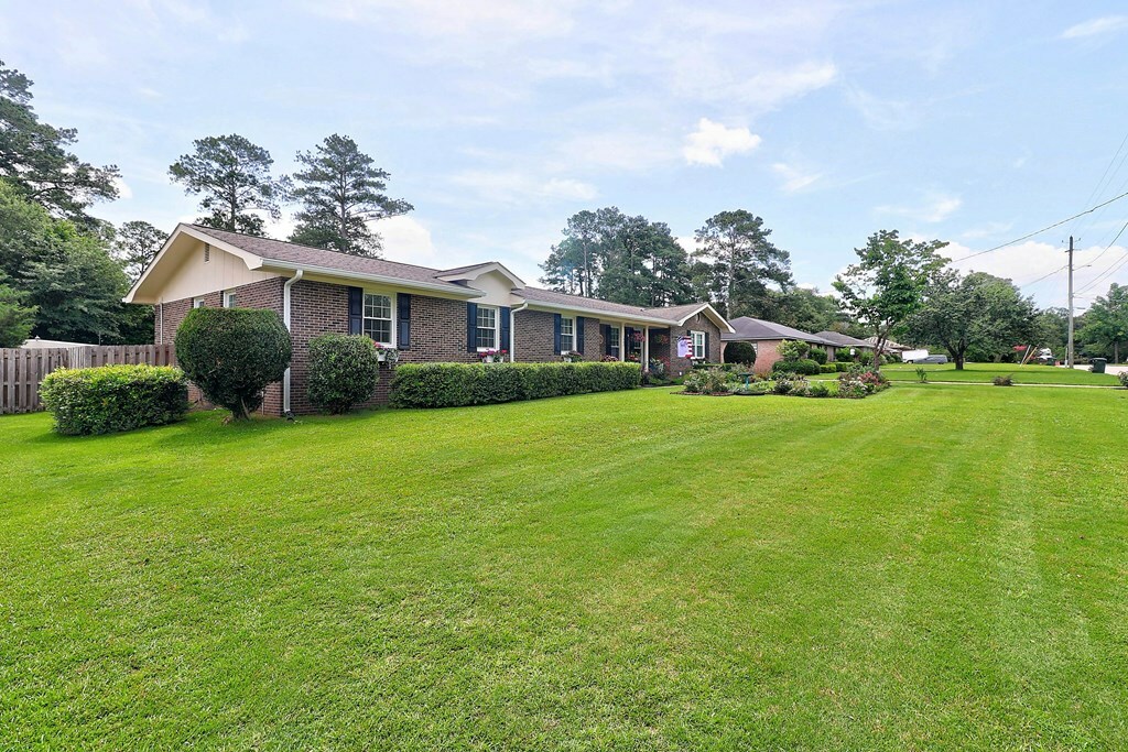 Property Photo: 1902 Azure AL 36303