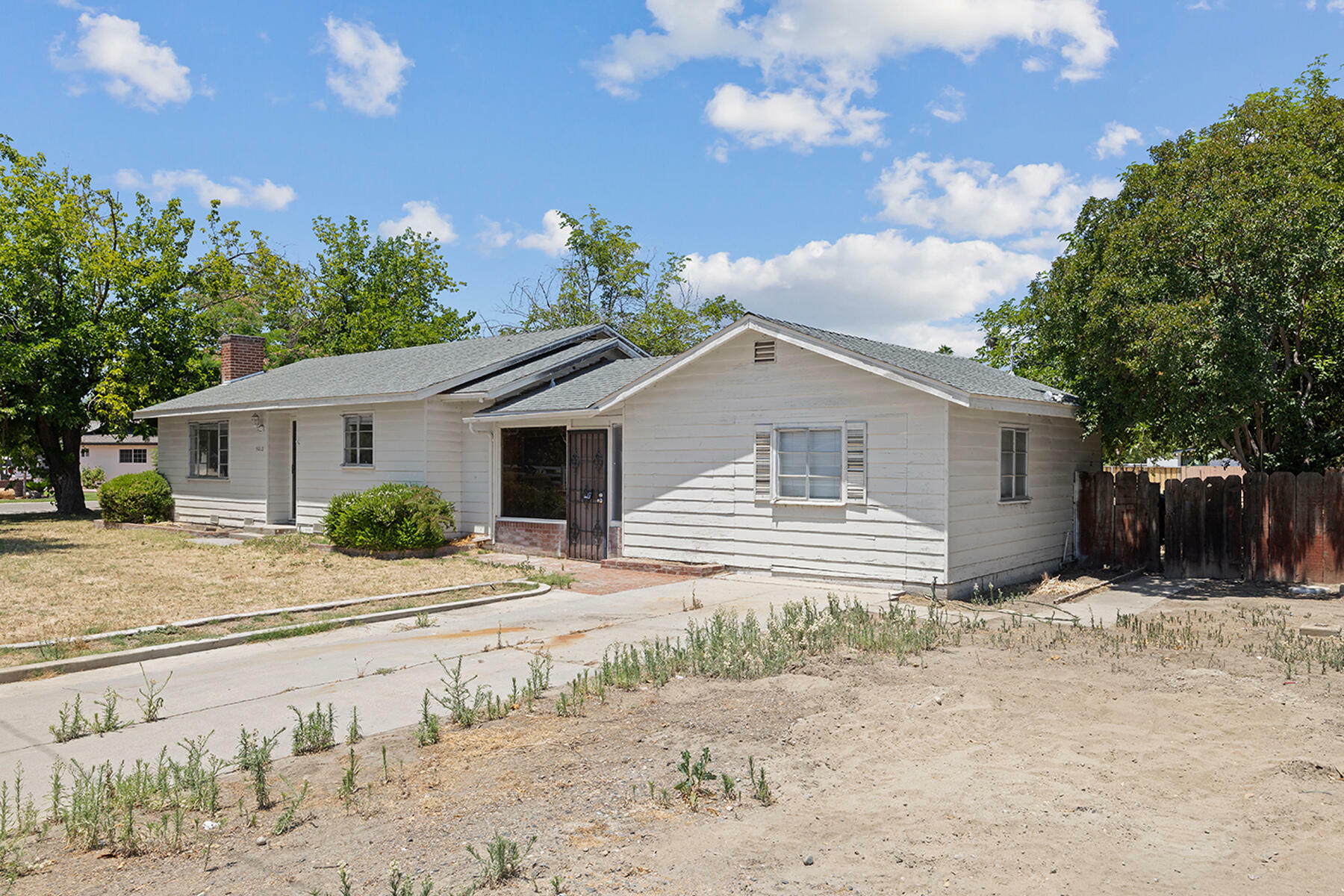 Property Photo:  5010 W Oak Avenue  CA 93291 