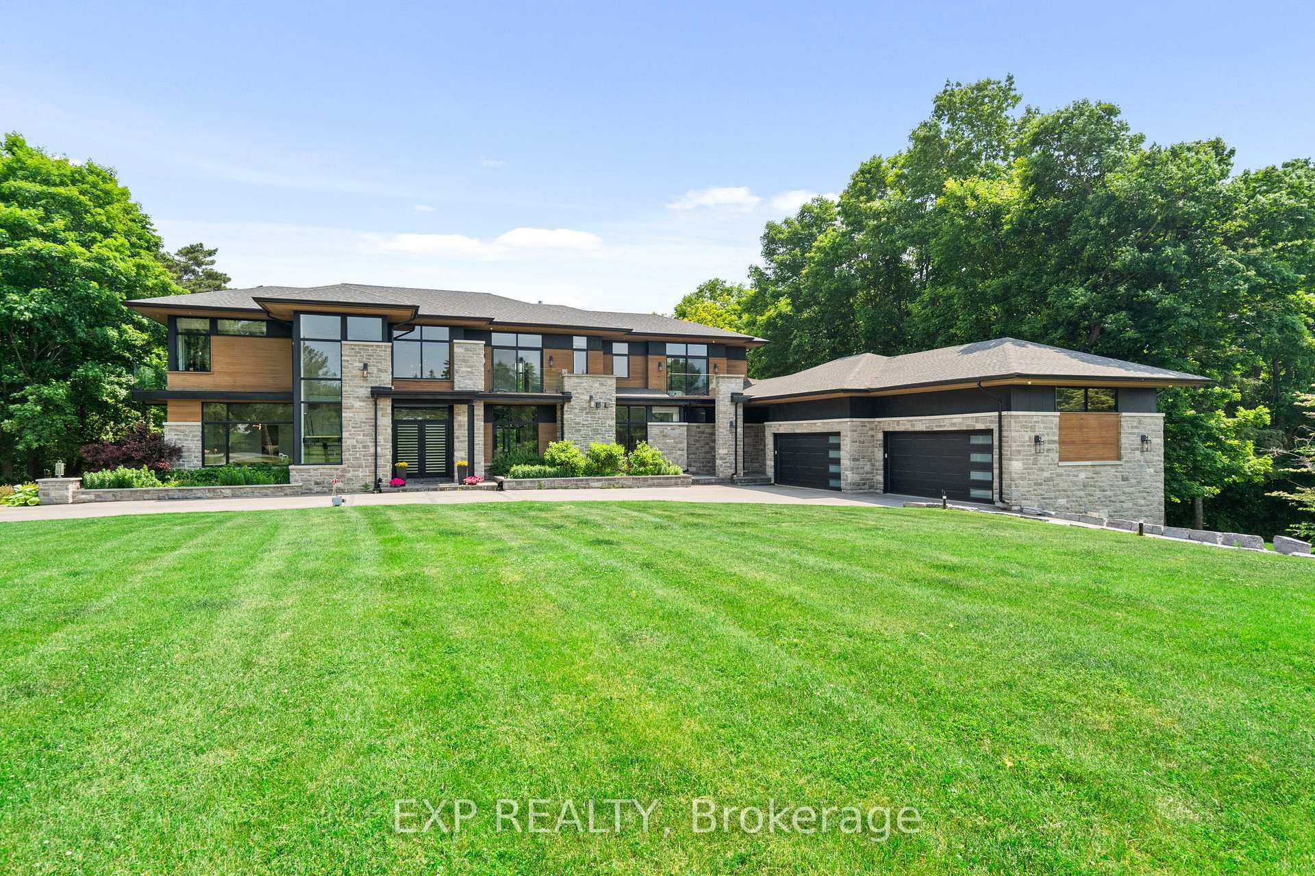 Property Photo: 8 Cachet Parkway ON L6C 1G8