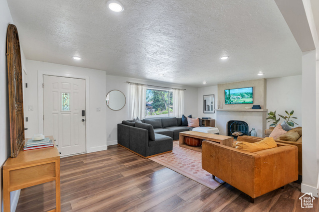 Property Photo: 2040 N Oakcrest Ter UT 84604