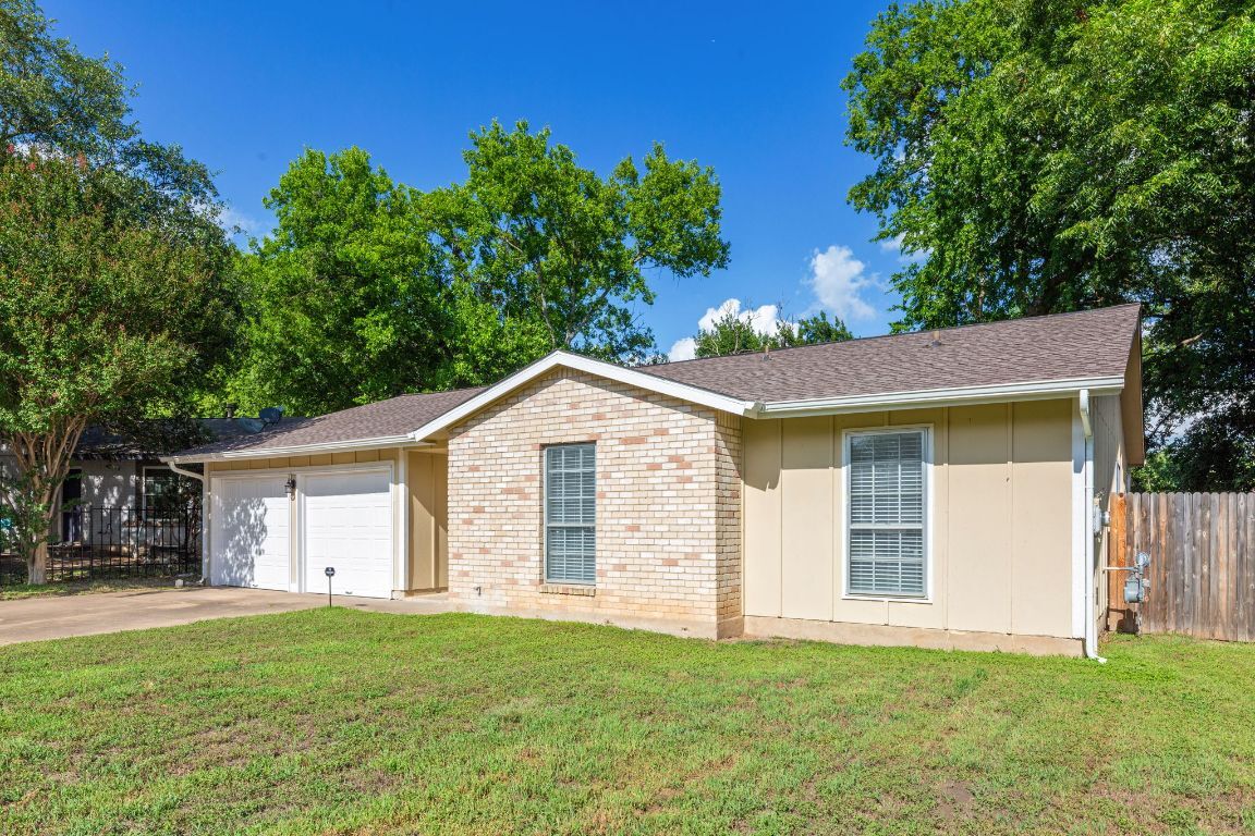 Property Photo: 2106 Ponciana Loop TX 78744