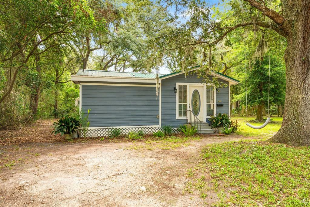 Property Photo: 610 Division St FL 32034