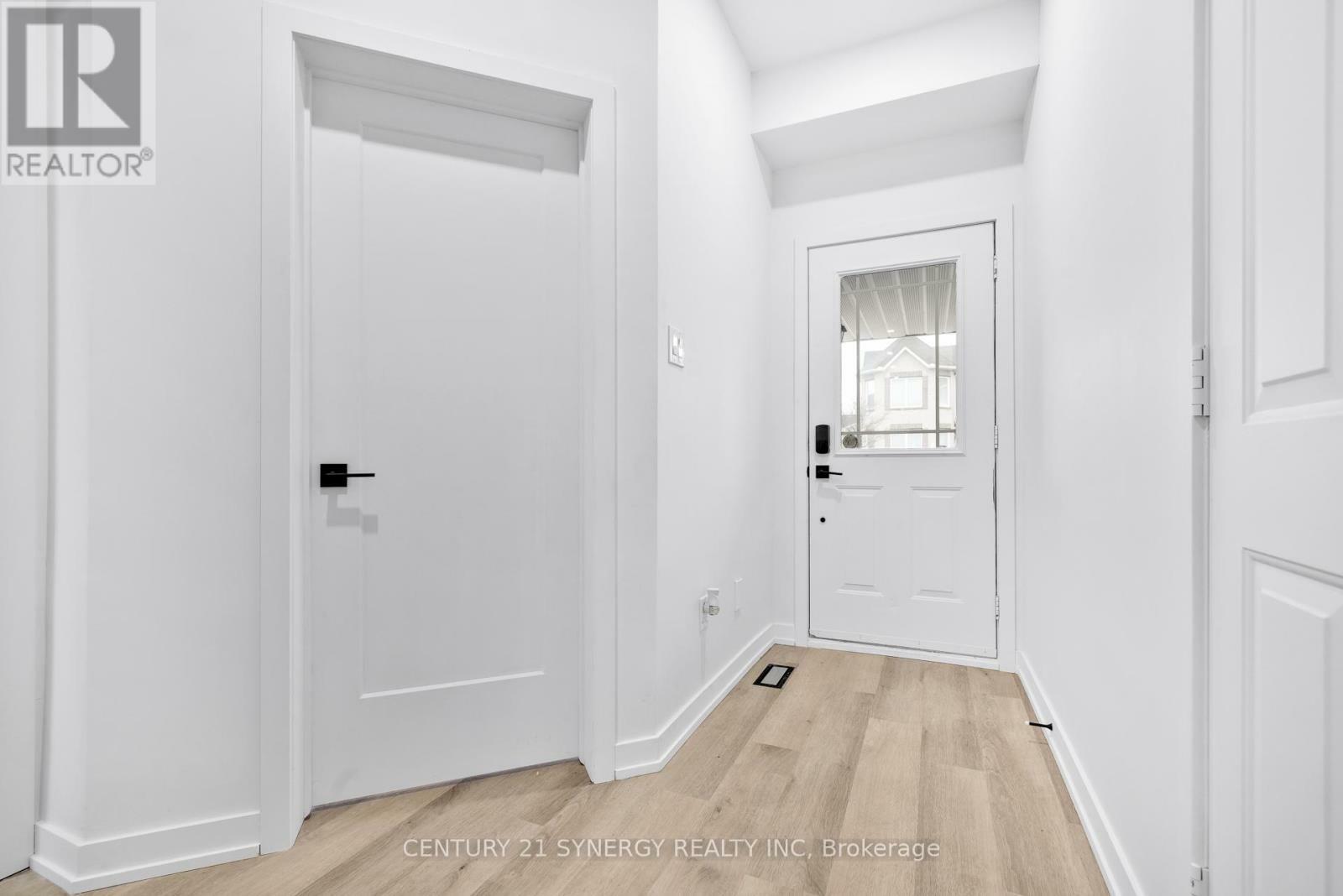 Photo de la propriété: 12 Marabrooke Street ON K2G 7A1