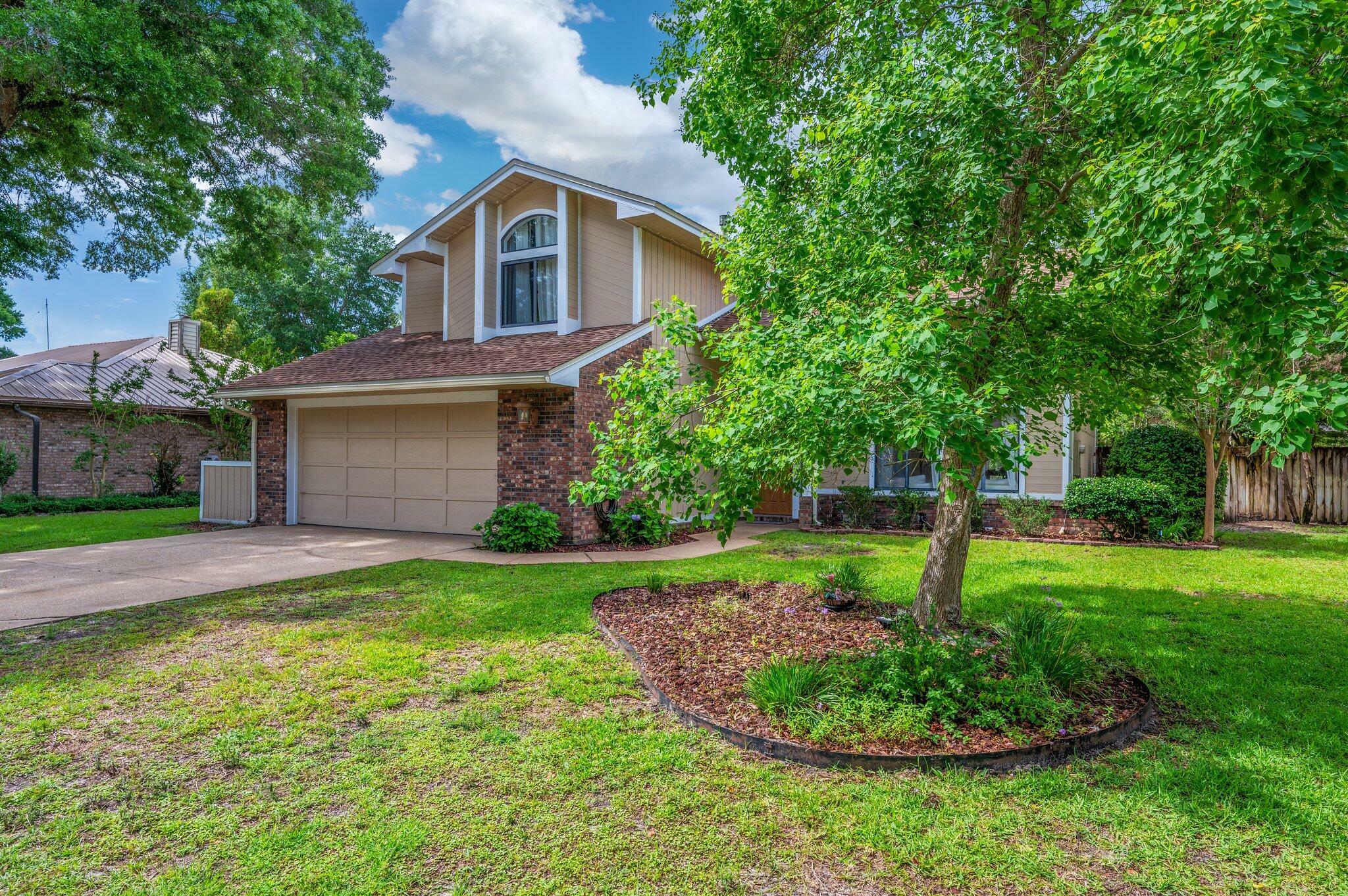 Property Photo: 108 Rockywood Way FL 32578