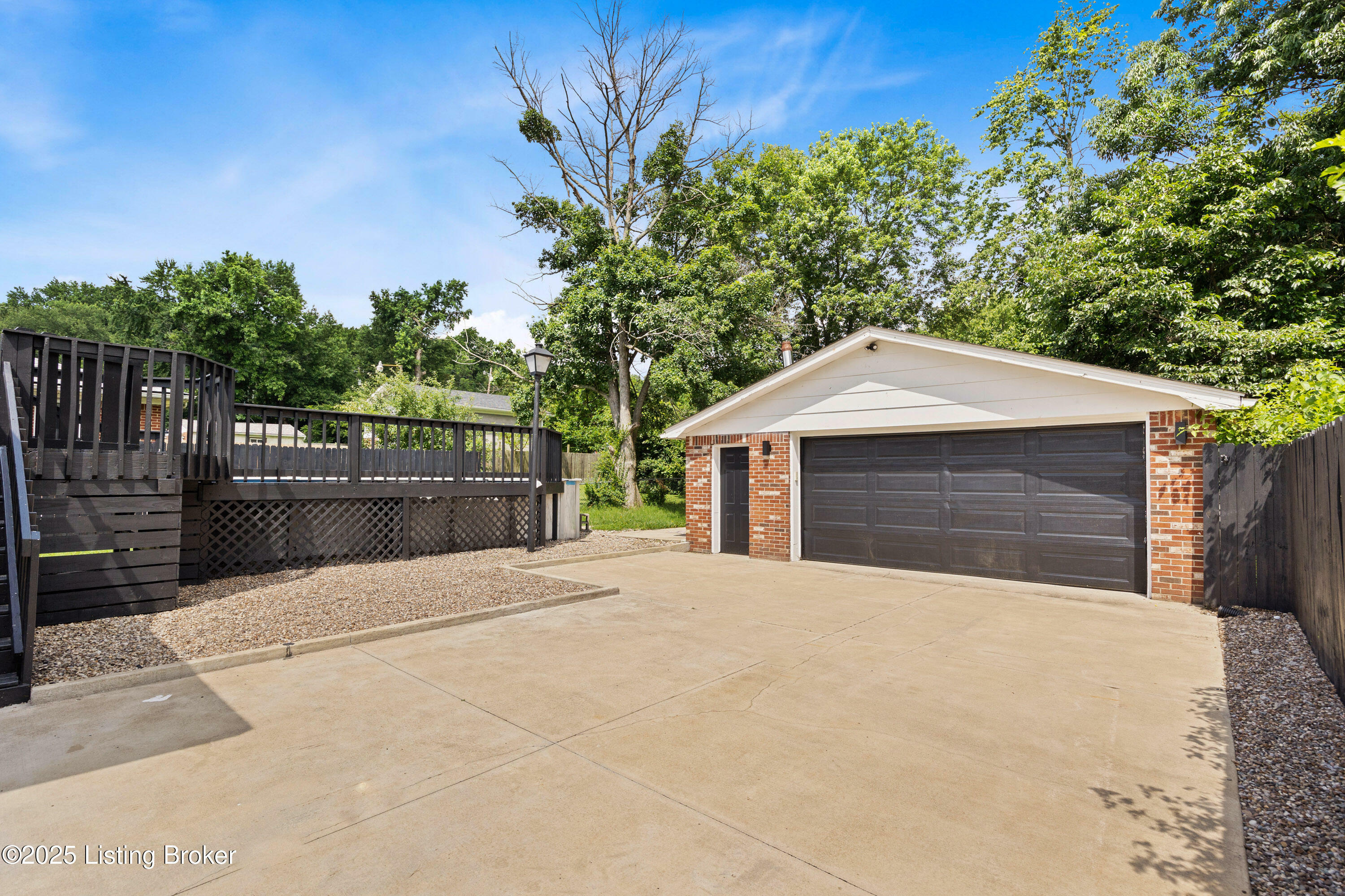 Property Photo: 817 Iroquois Ave KY 40214