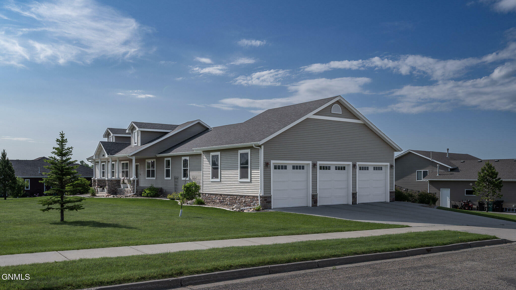 Property Photo:  1105 Parkerplum Drive  ND 58503 