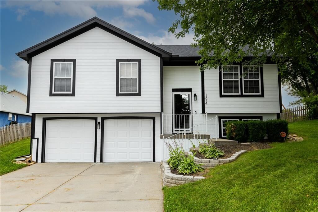 Property Photo: 1874 Quail Ridge Drive MO 64068
