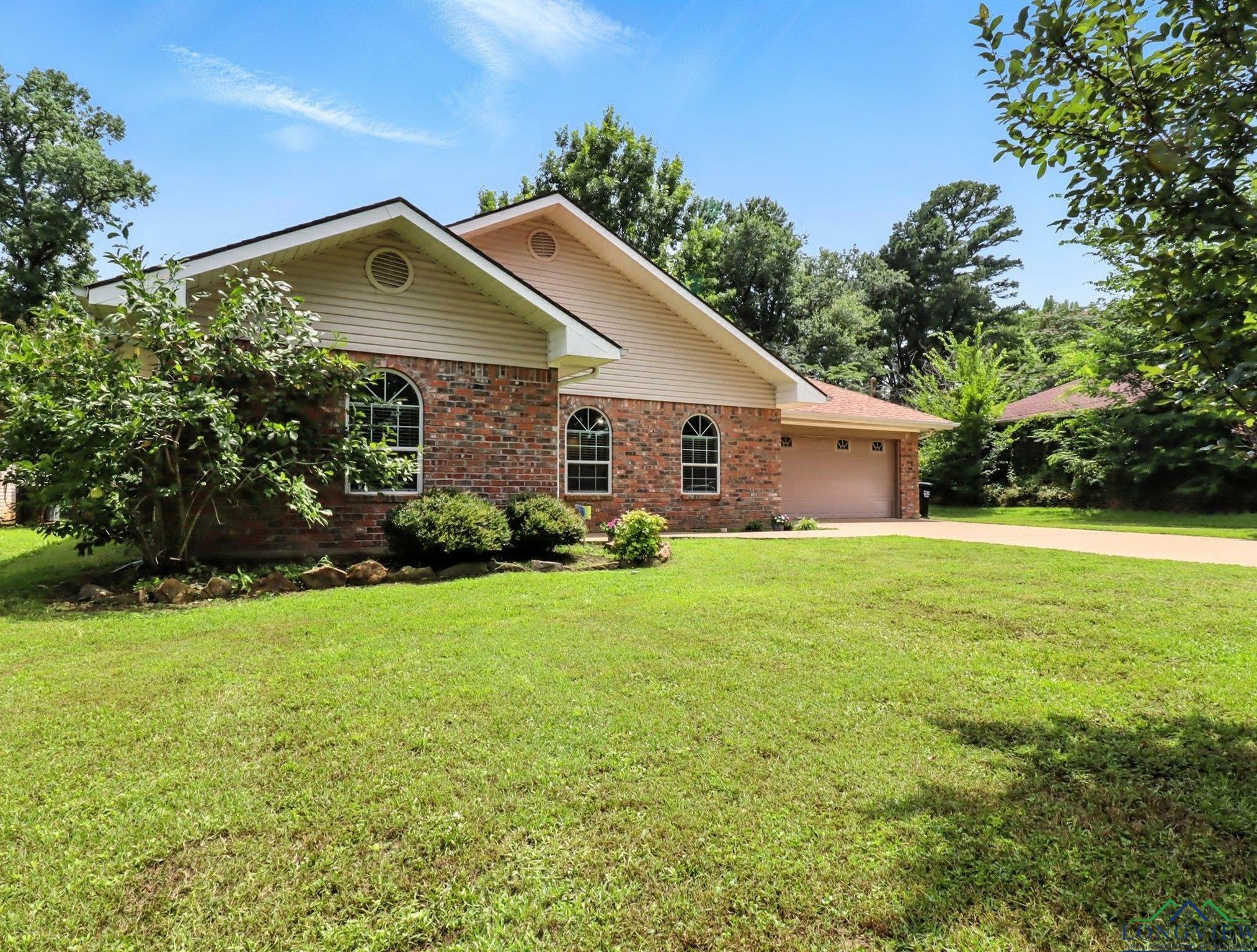 Property Photo: 126 E Hoyt Dr TX 75601