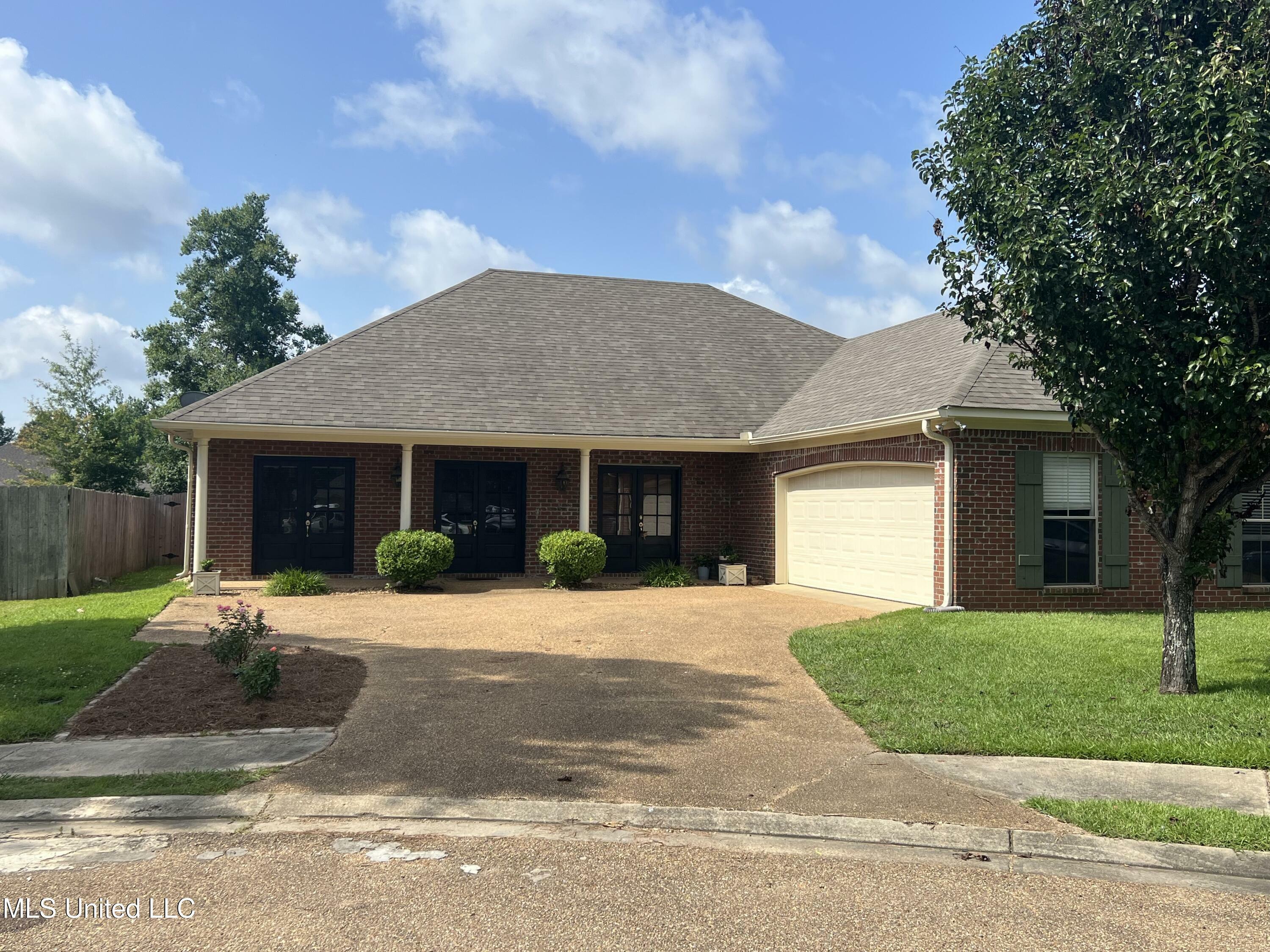 Property Photo: 105 Lynwood Court MS 39046