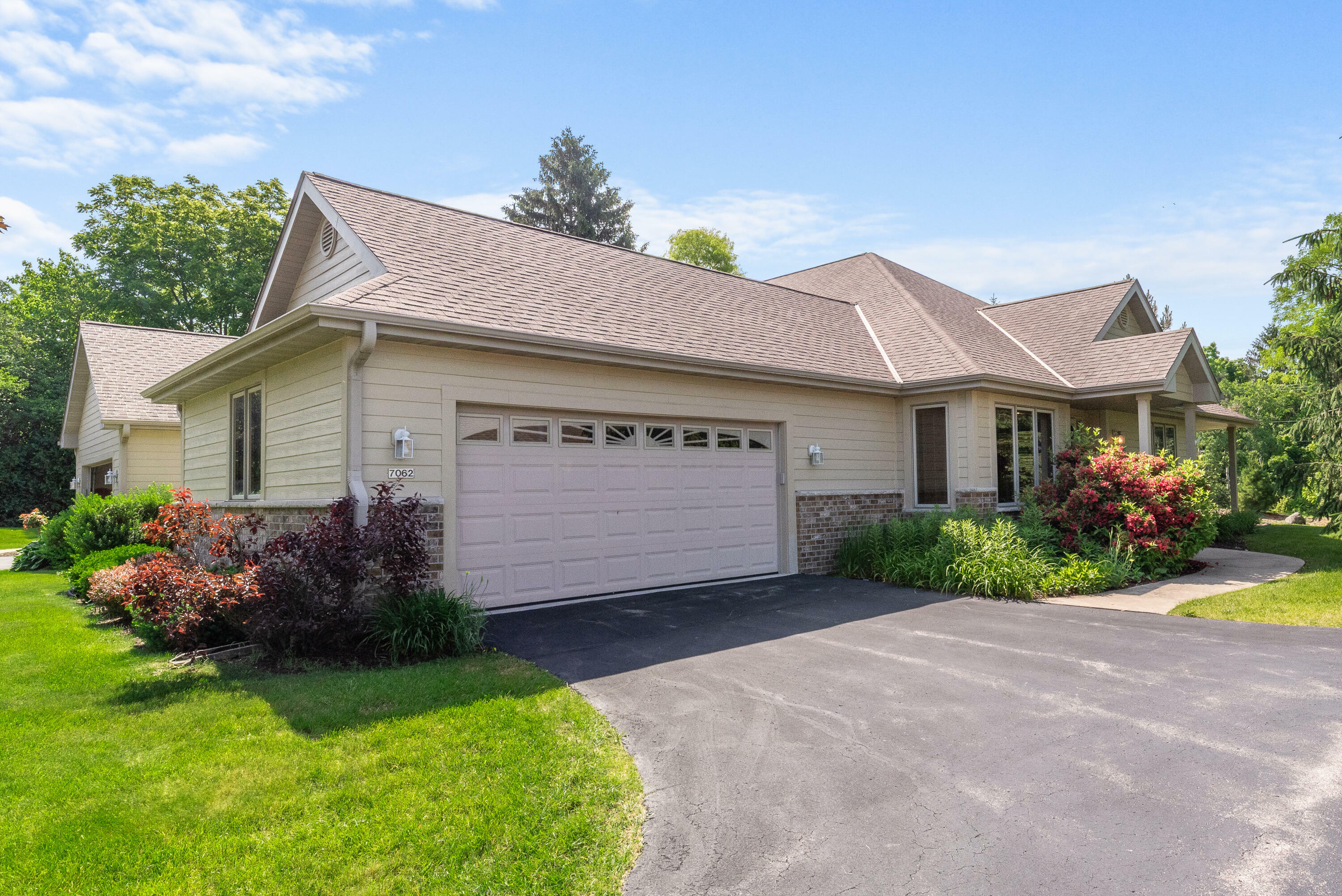 Property Photo: 7062 S Fieldstone Ct WI 53132
