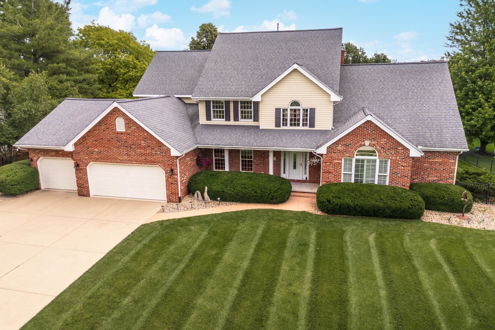 Property Photo: 1907 Redbud Lane IL 61704