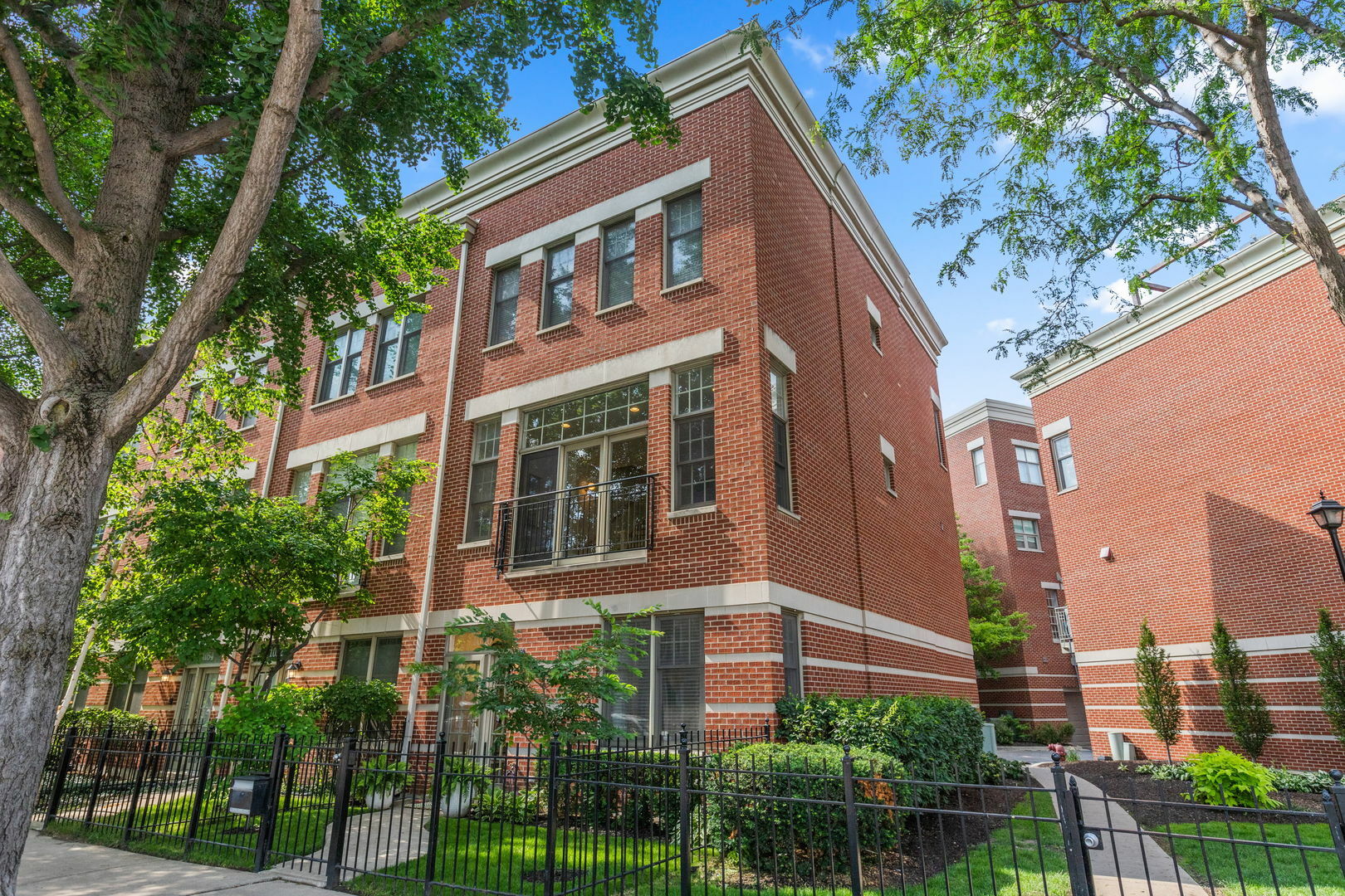 Property Photo: 1050 W Fry Street IL 60642