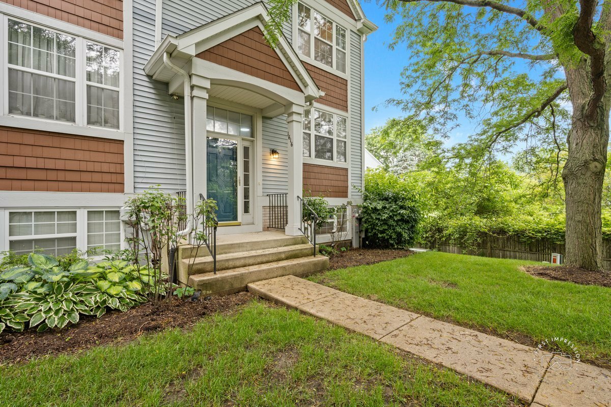 Property Photo: 1616 Orchard Court IL 60185