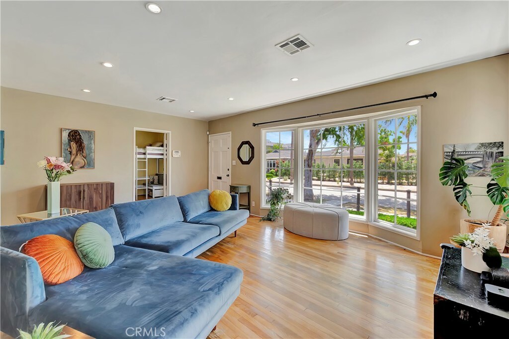Property Photo: 305 Covina Avenue CA 90803