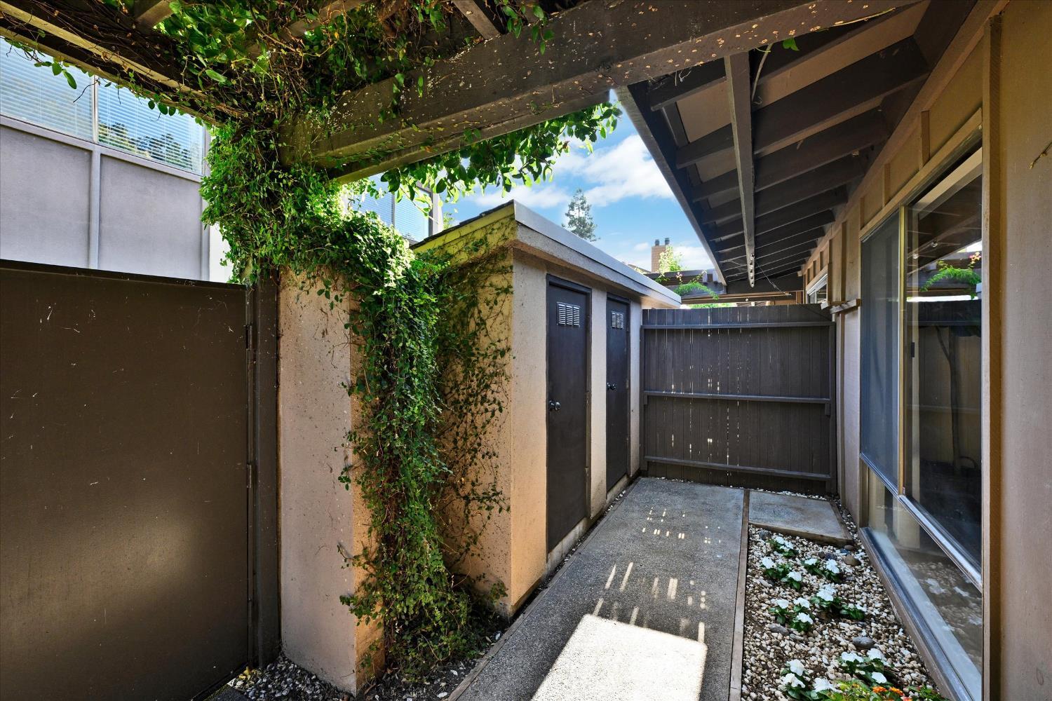Property Photo: 2266 Woodside Ln 5 CA 95825