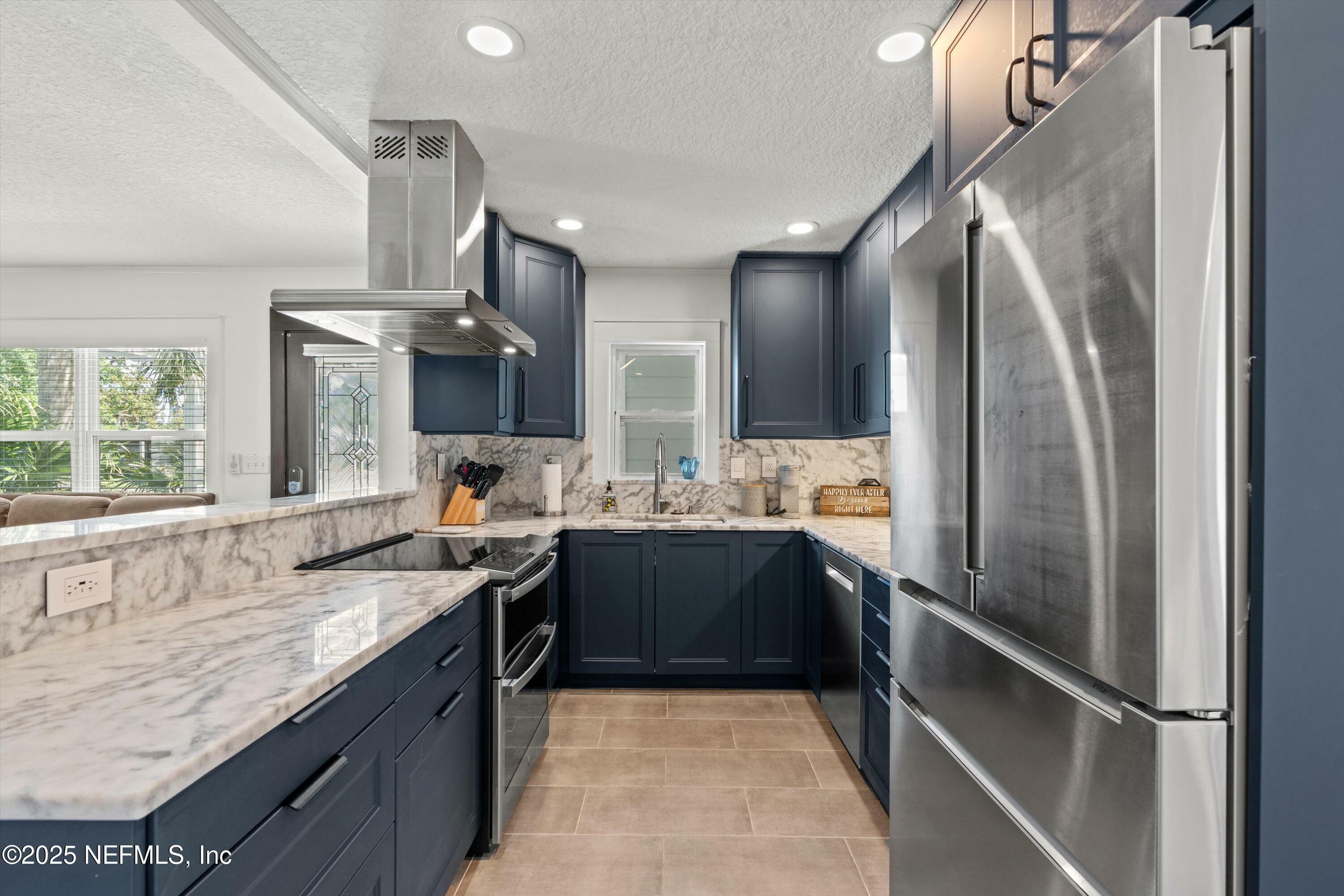 Property Photo: 903 6th Avenue N FL 32250