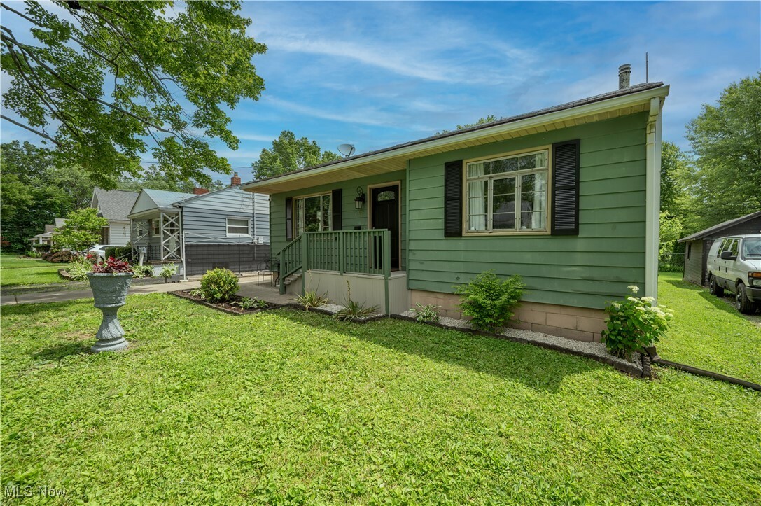 Property Photo: 1432 Maxwell Avenue NW OH 44485