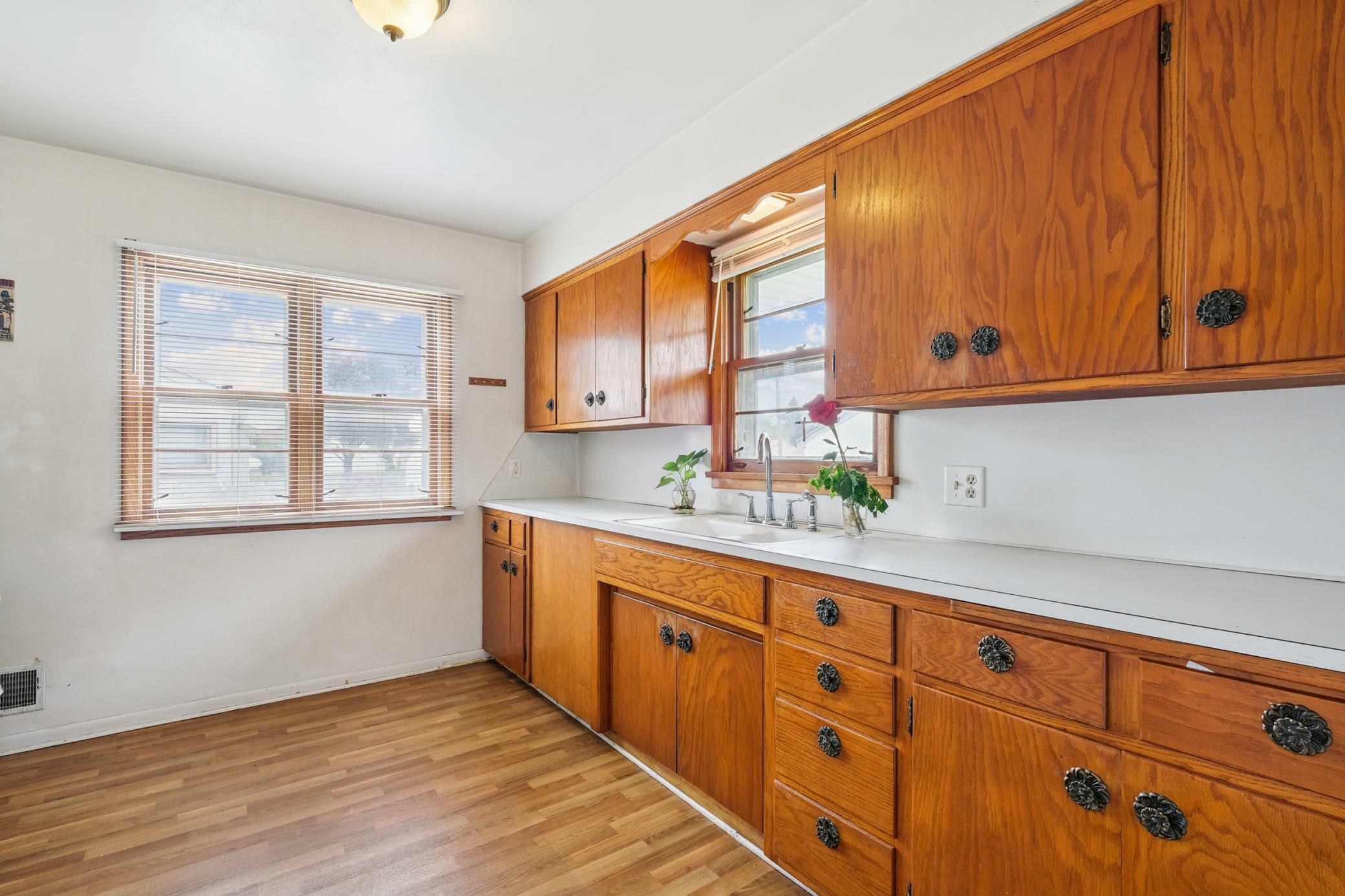 Property Photo: 1683 Cottage Avenue E MN 55106