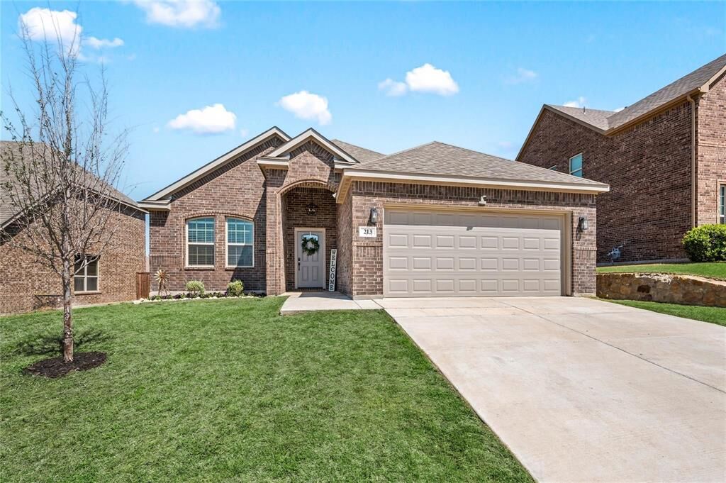 Property Photo: 213 Bower Ridge Drive TX 76108
