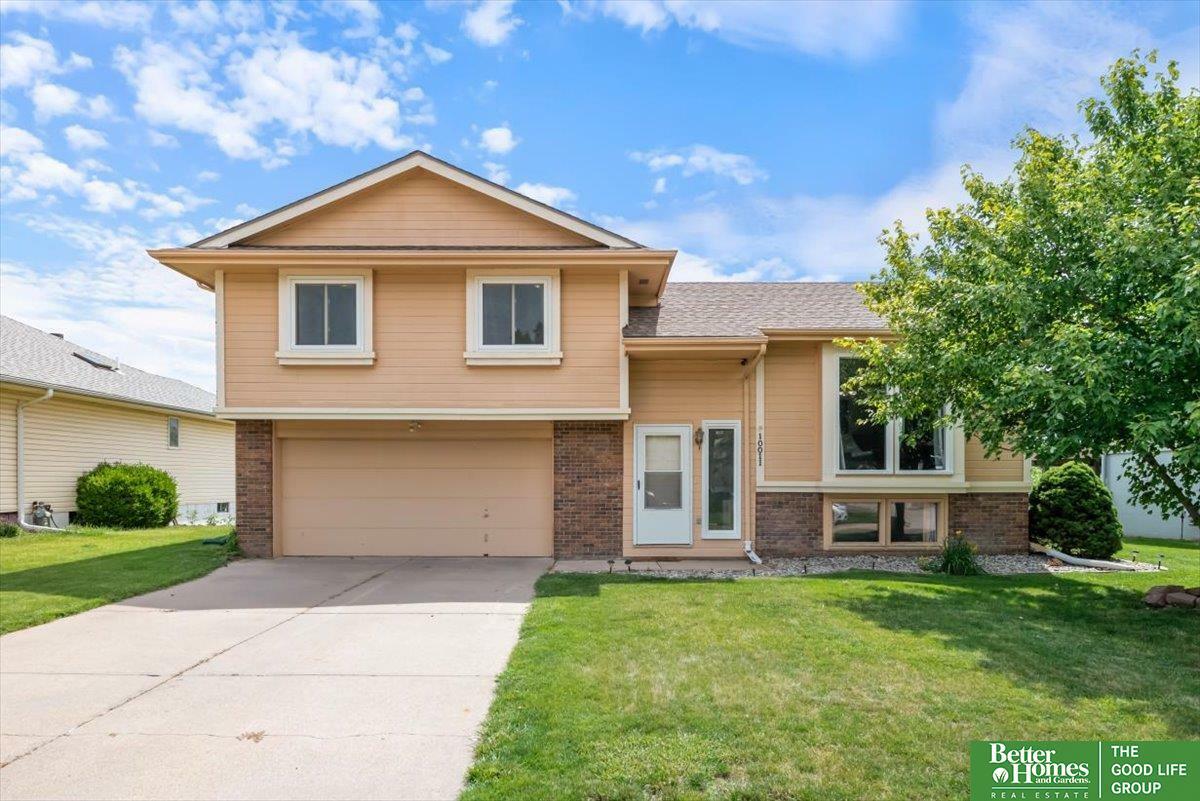 Property Photo: 10011 S 9 Circle NE 68123