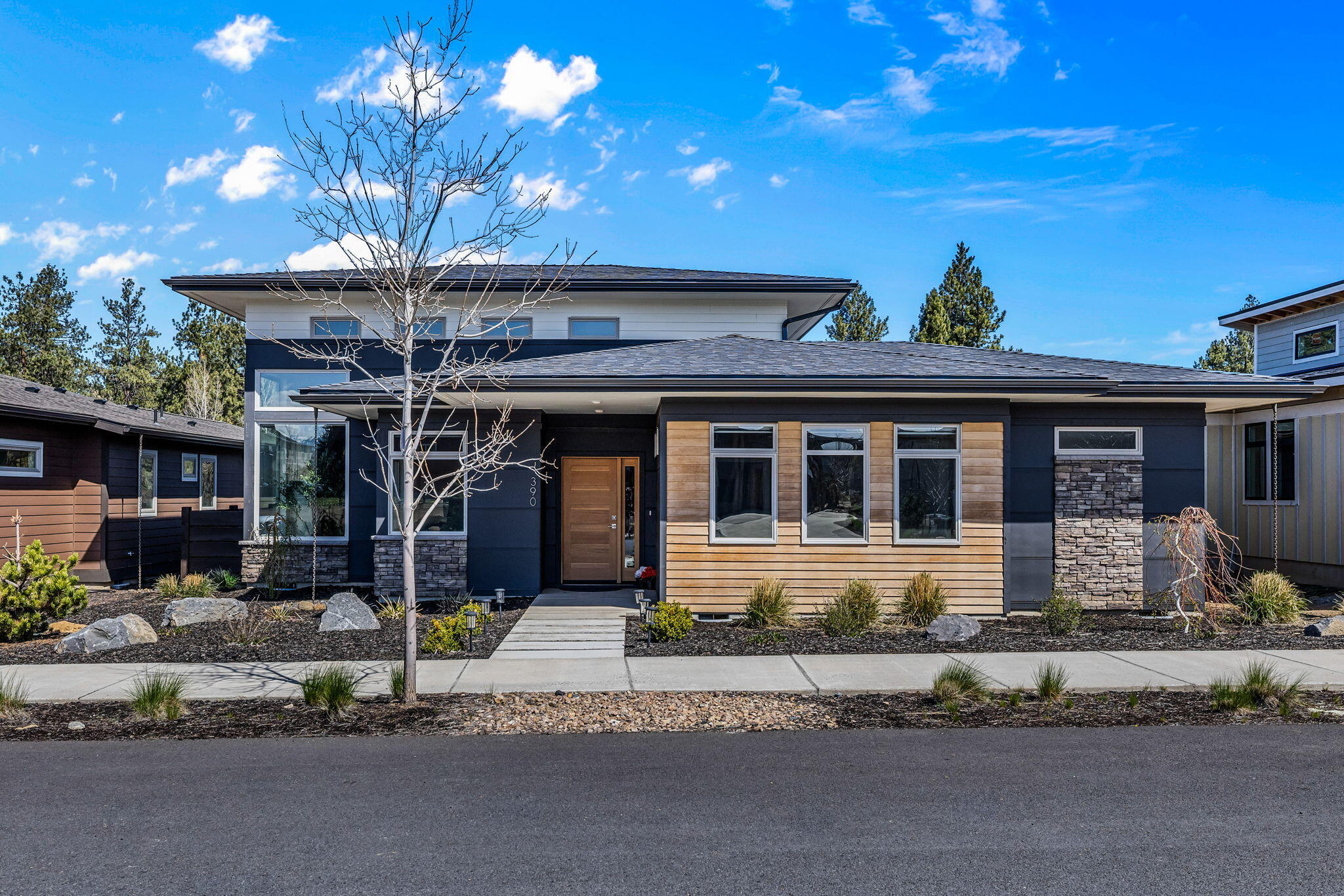 Property Photo:  390 E Diamond Peak Avenue  OR 97759 