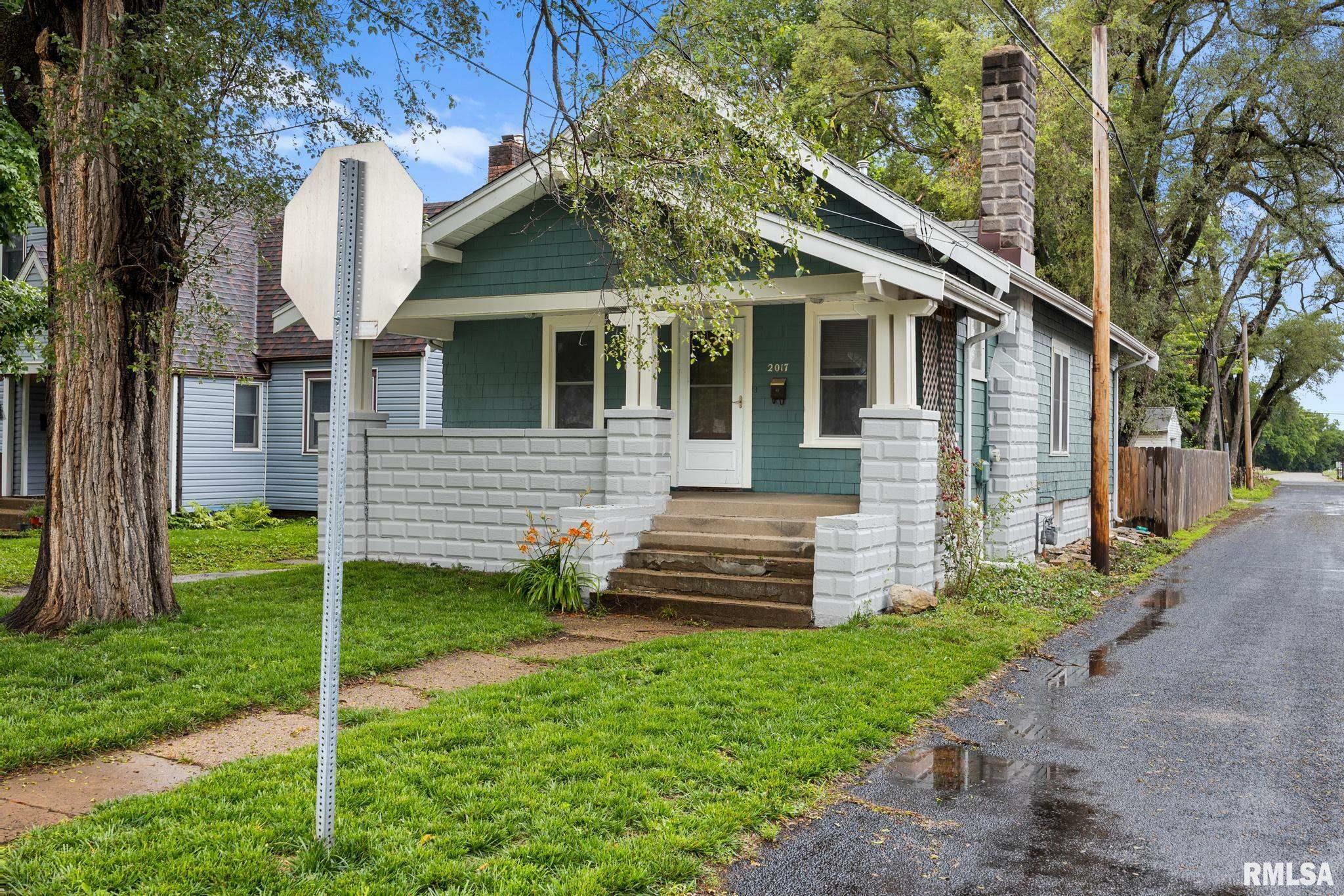 Property Photo: 2017 W Laura Avenue IL 61604