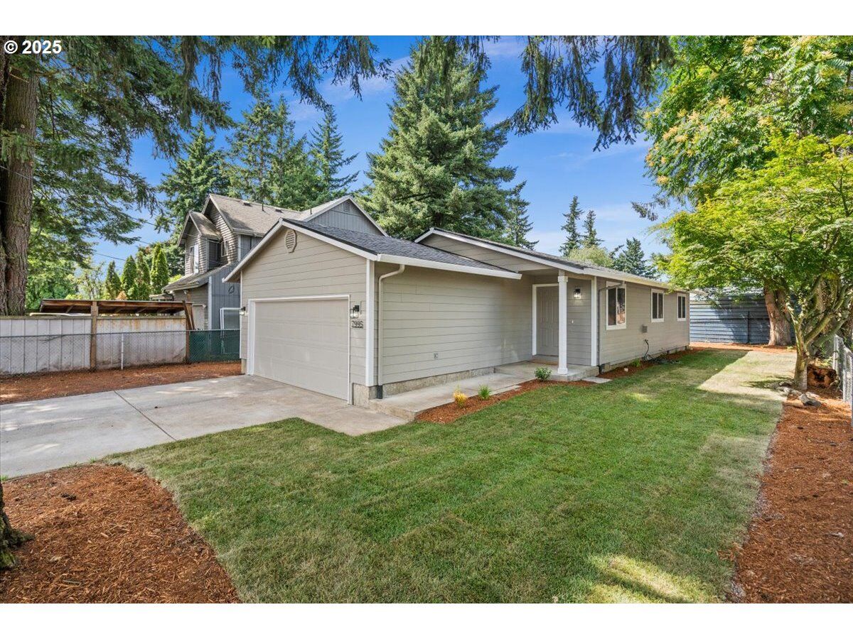 Property Photo: 7995 SE Roslyn St OR 97222