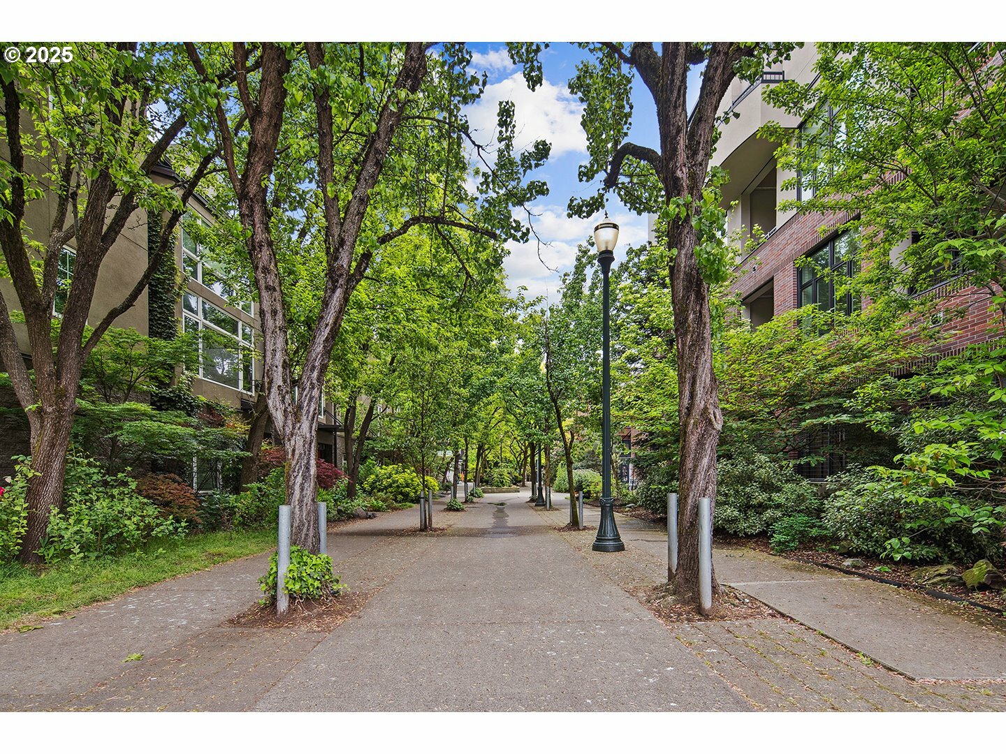 Property Photo: 618 NW 12th Ave OR 97209