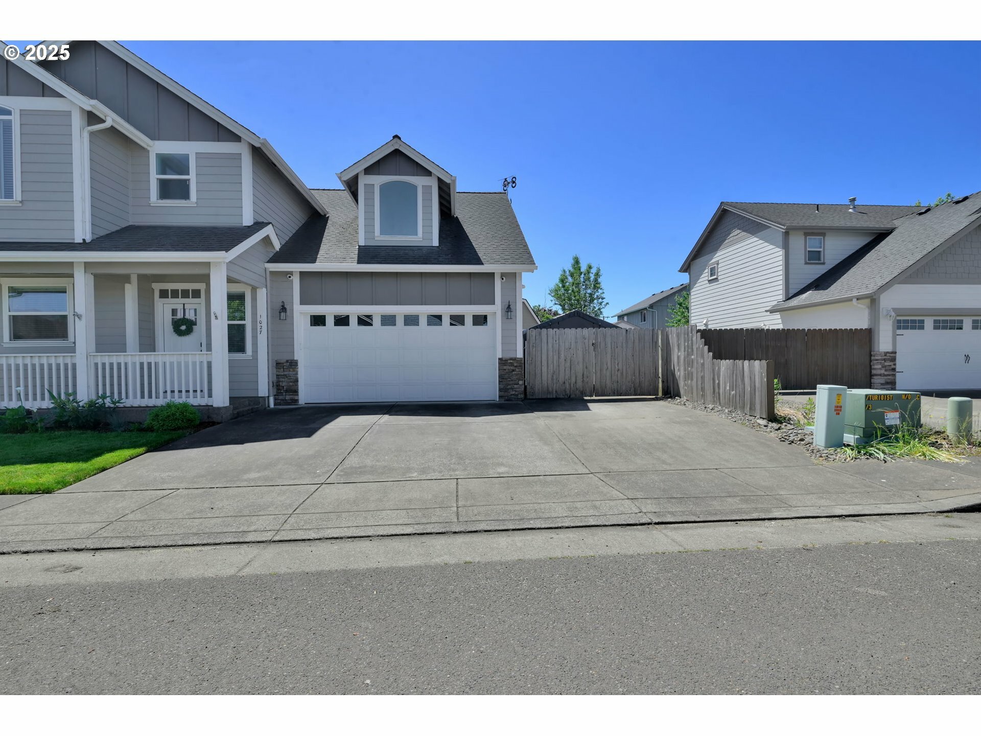 Property Photo: 1027 Turtledove Loop OR 97355