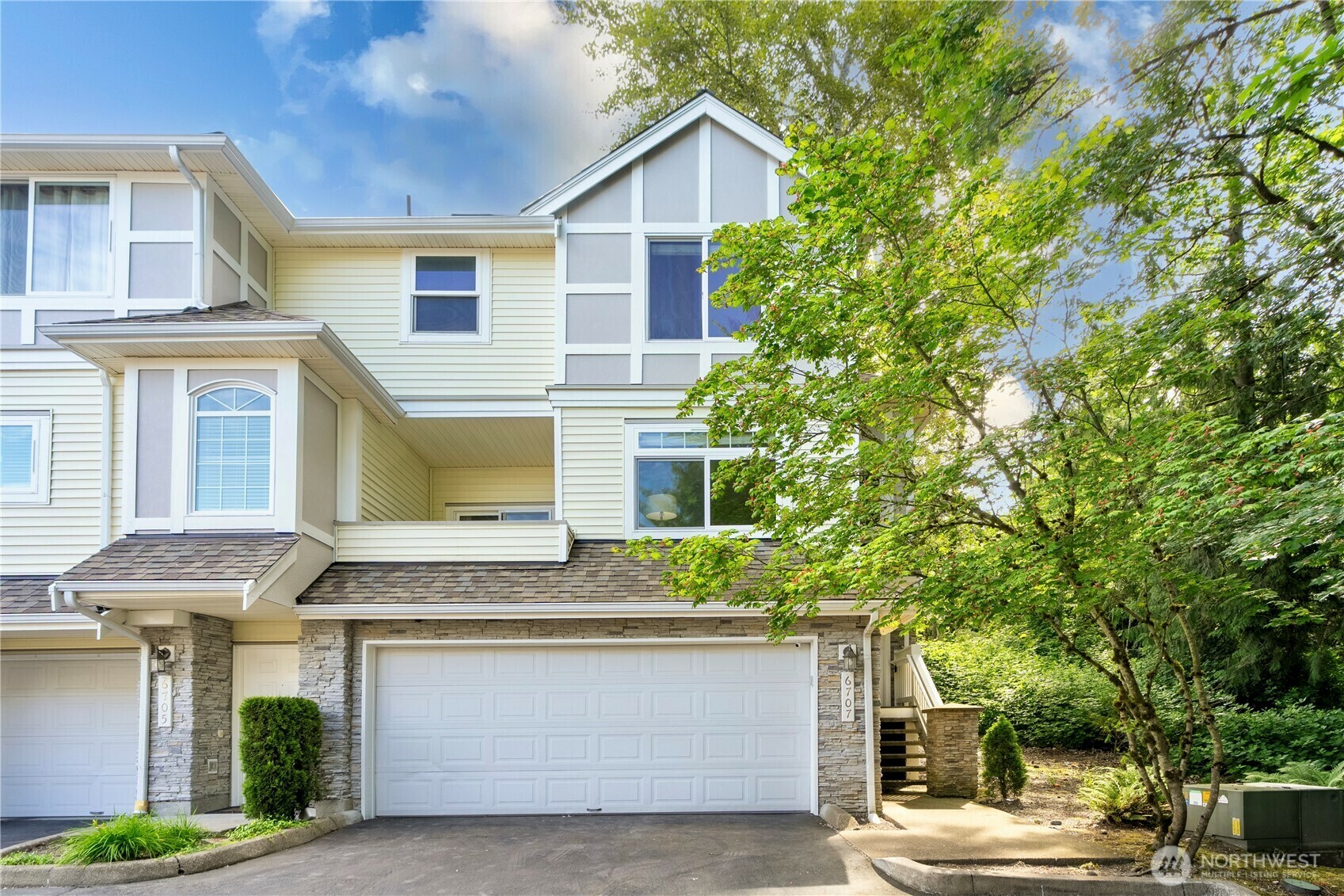 Property Photo: 6707 SE Cougar Mountain Way 2 WA 98006