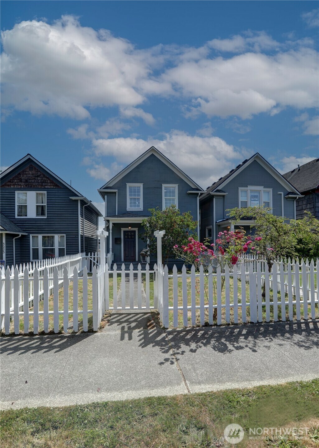 Property Photo: 3225 Oakes Avenue WA 98201