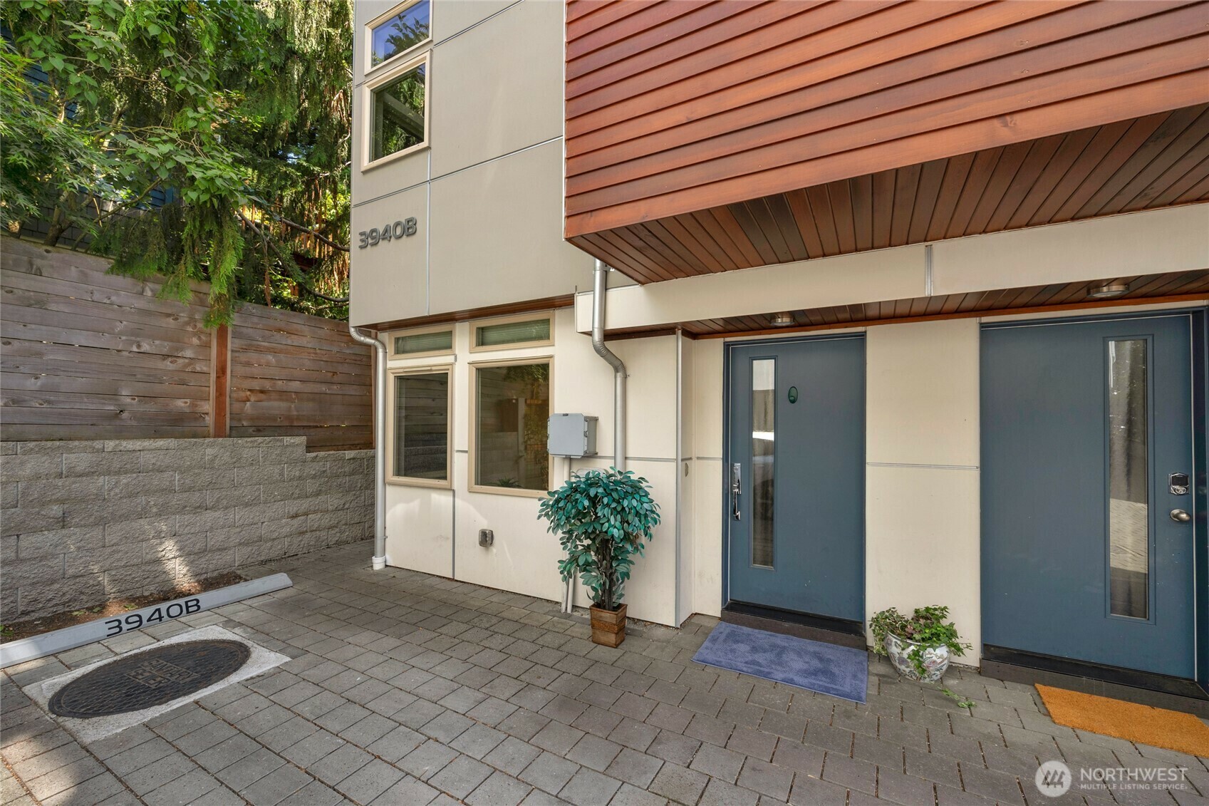 Property Photo:  3940 B  1st Avenue NE  WA 98105 