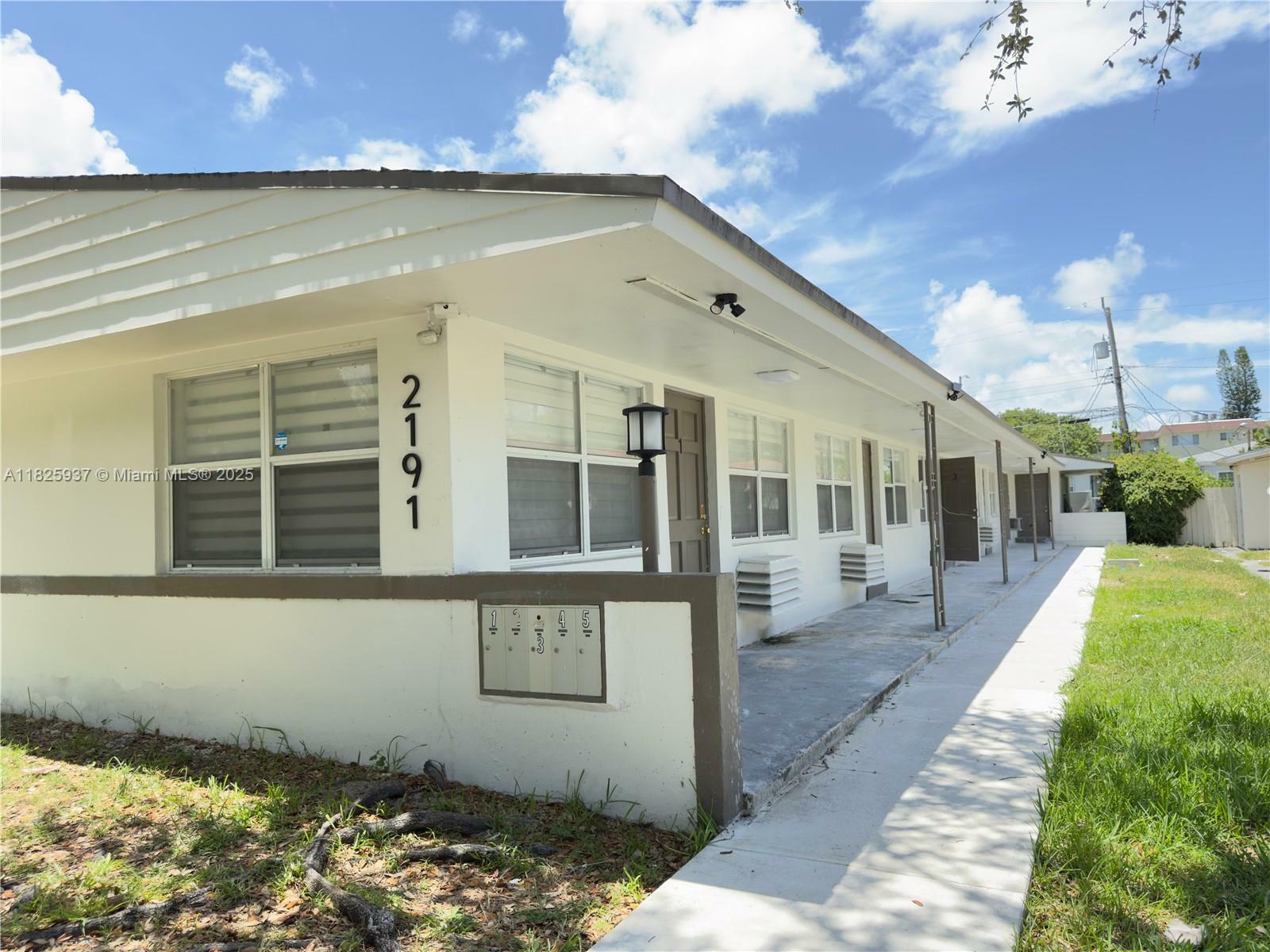 Property Photo: 2191 NE 167th St 5 FL 33162