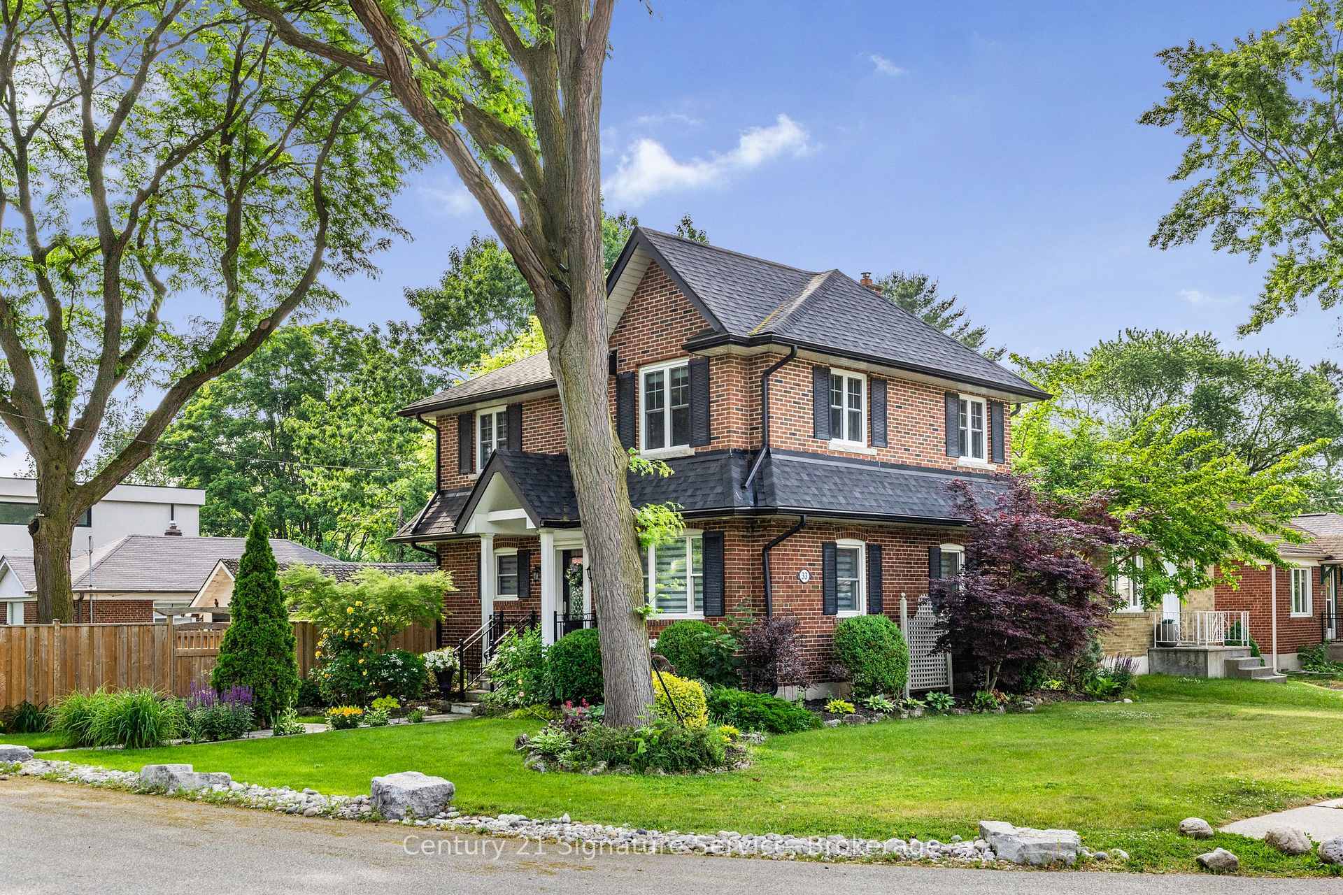 Photo de la propriété: 33 McIntosh Avenue ON M8Y 3E1