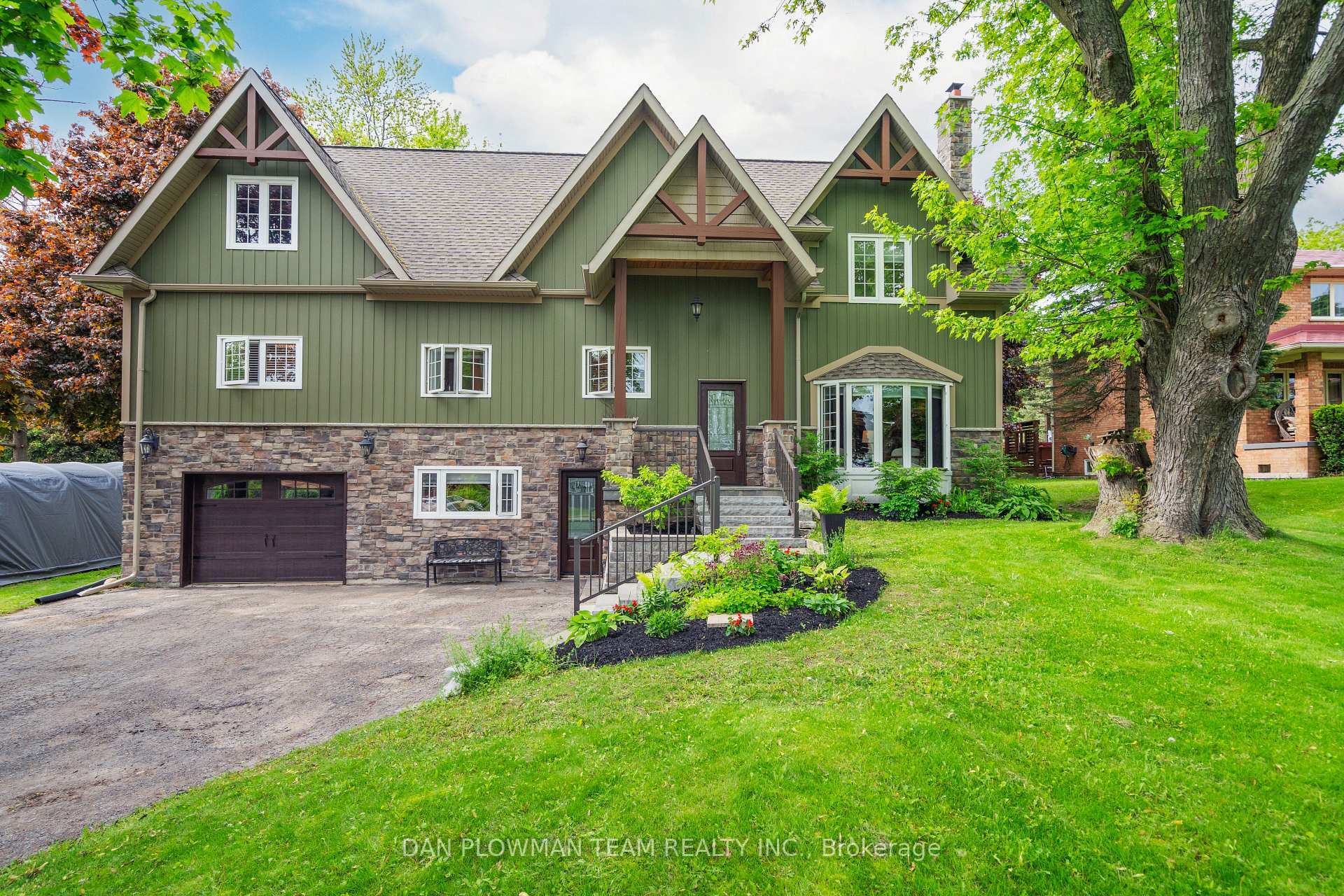 Property Photo: 28 Bradley Boulevard ON L0B 1J0