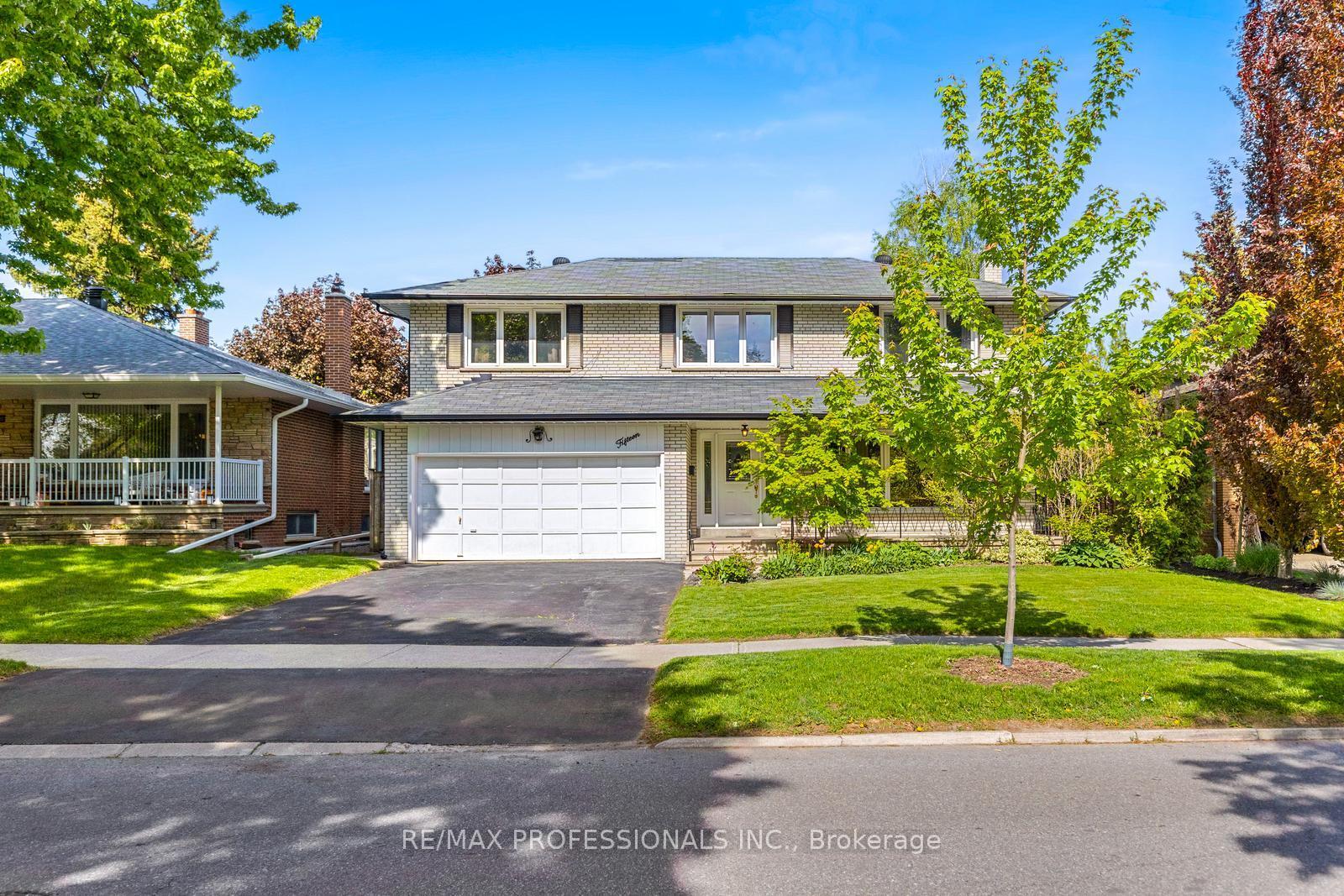 Photo de la propriété: 15 Warrender Avenue ON M9B 5Z3