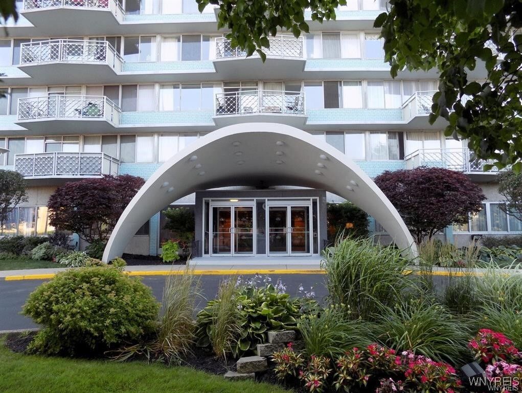 Property Photo:  1088 Delaware Avenue 6C  NY 14209 