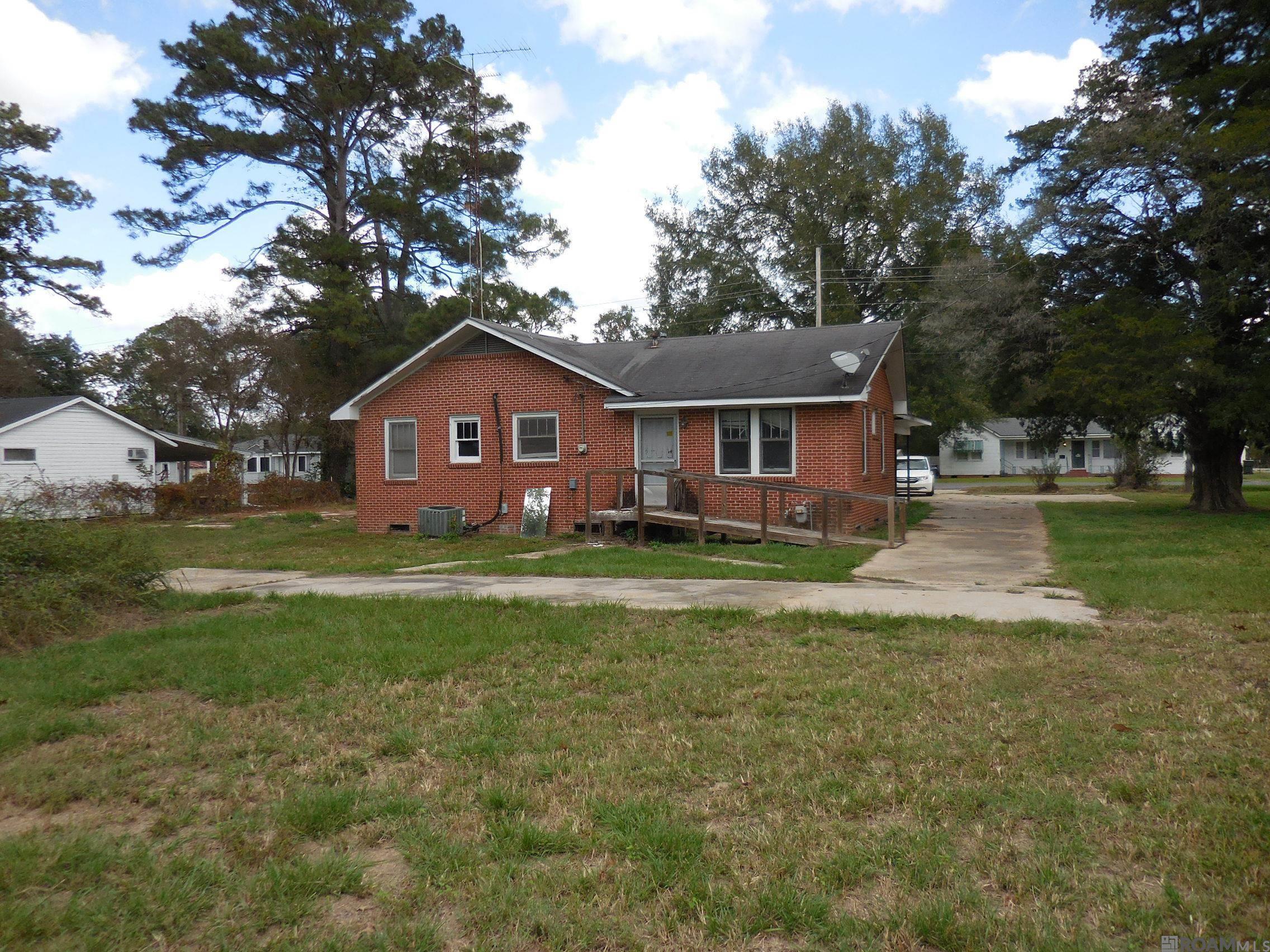 Property Photo: 609 W End Dr LA 70760
