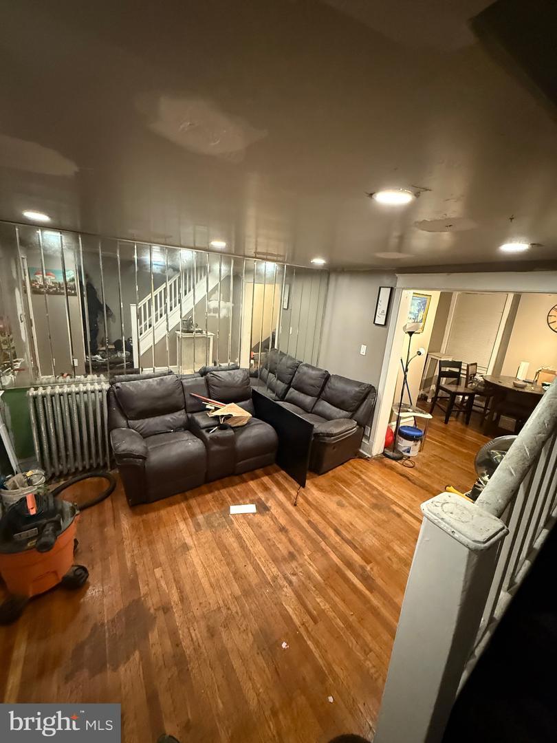 Property Photo: 402 Croyden Rd PA 19082