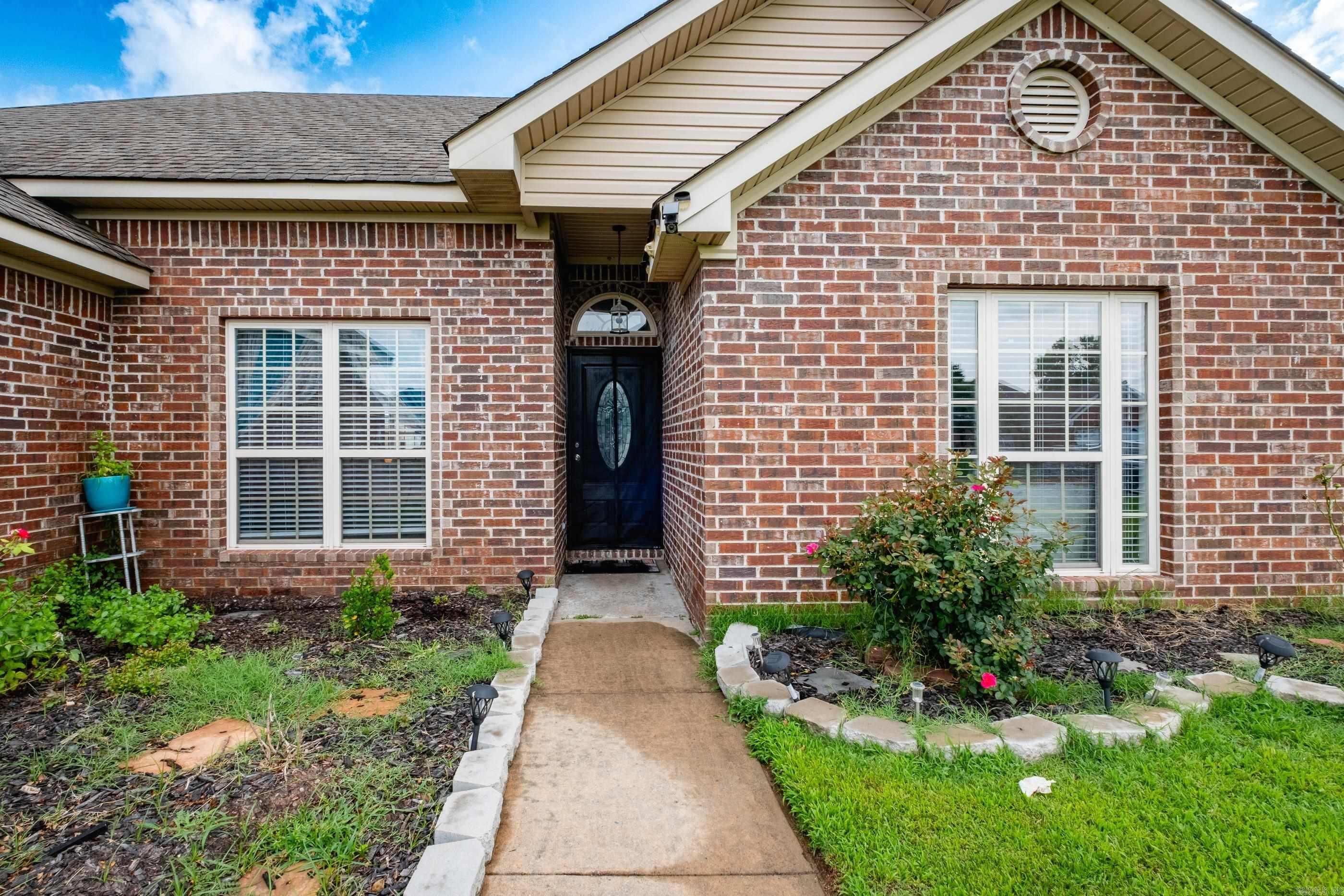 Property Photo: 14208 Chesterfield Circle AR 72117