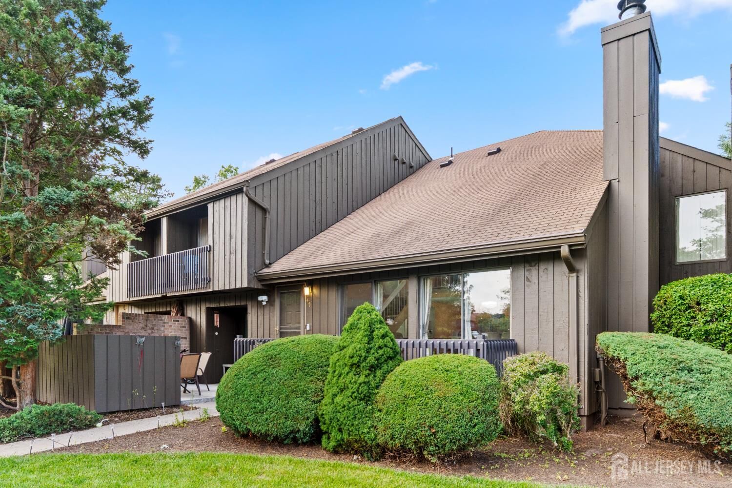 Property Photo:  438 Westgate Drive  NJ 08820