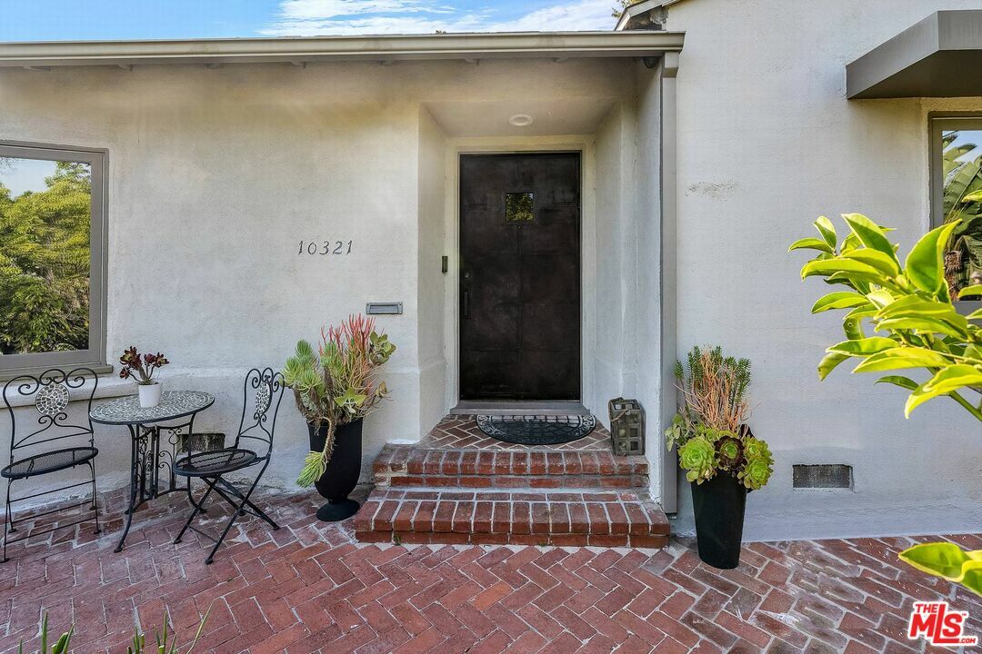 Property Photo: 10321 Rochester Ave CA 90024