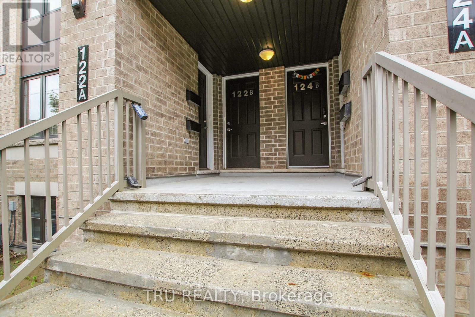 Photo de la propriété:  122 Lindenshade Drive B  ON K2J 5R5 