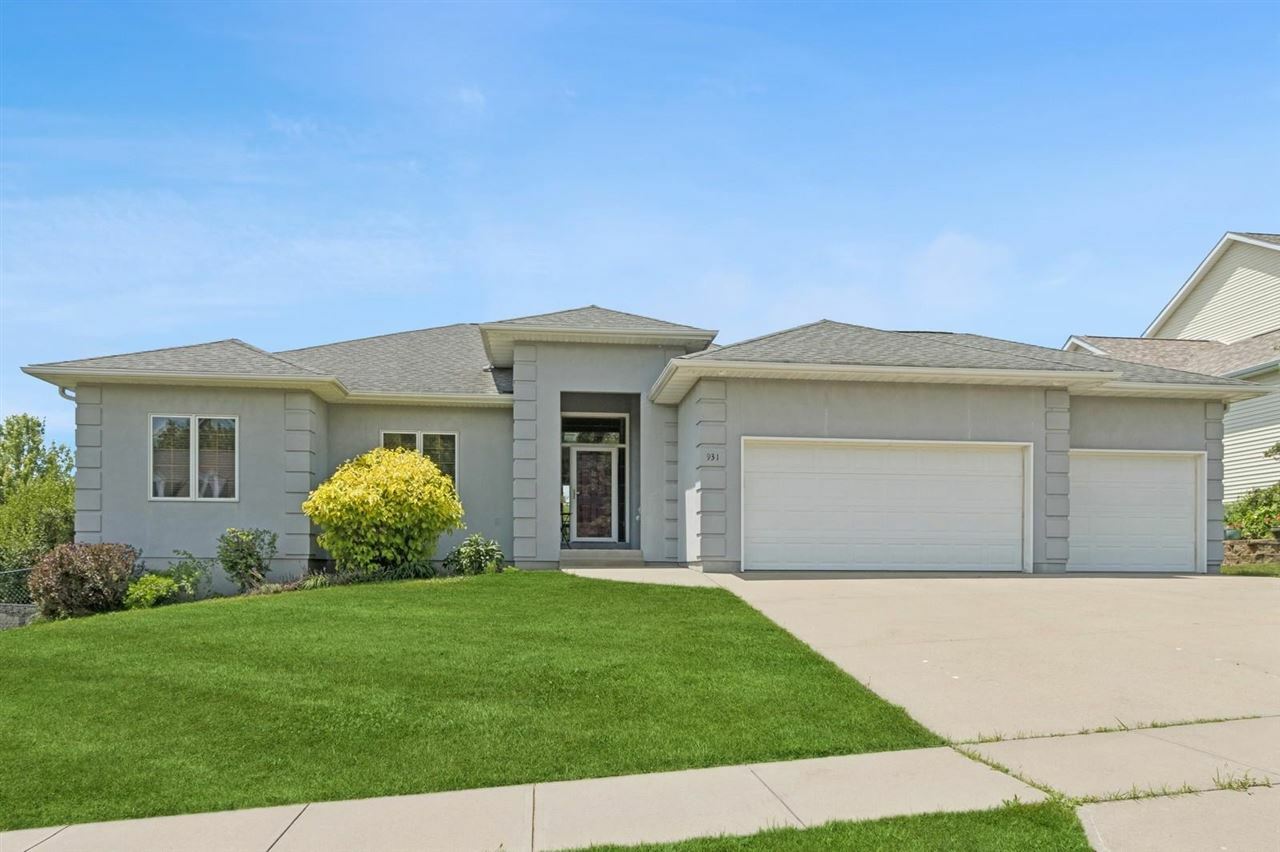 Property Photo: 931 Tamarack Trl IA 52245
