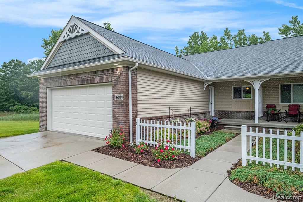 Property Photo:  698 Shoreline Drive  MI 48430 4156 