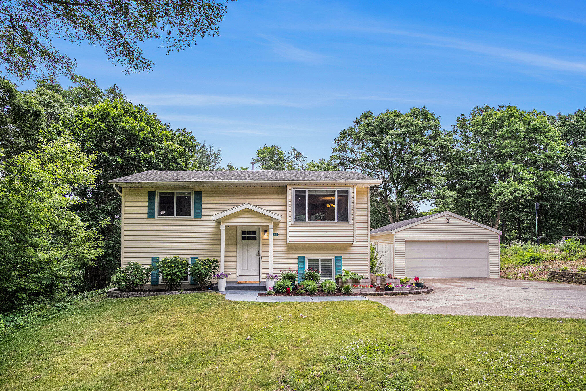 2698 Dunnigan Avenue NE  Grand Rapids MI 49525 photo