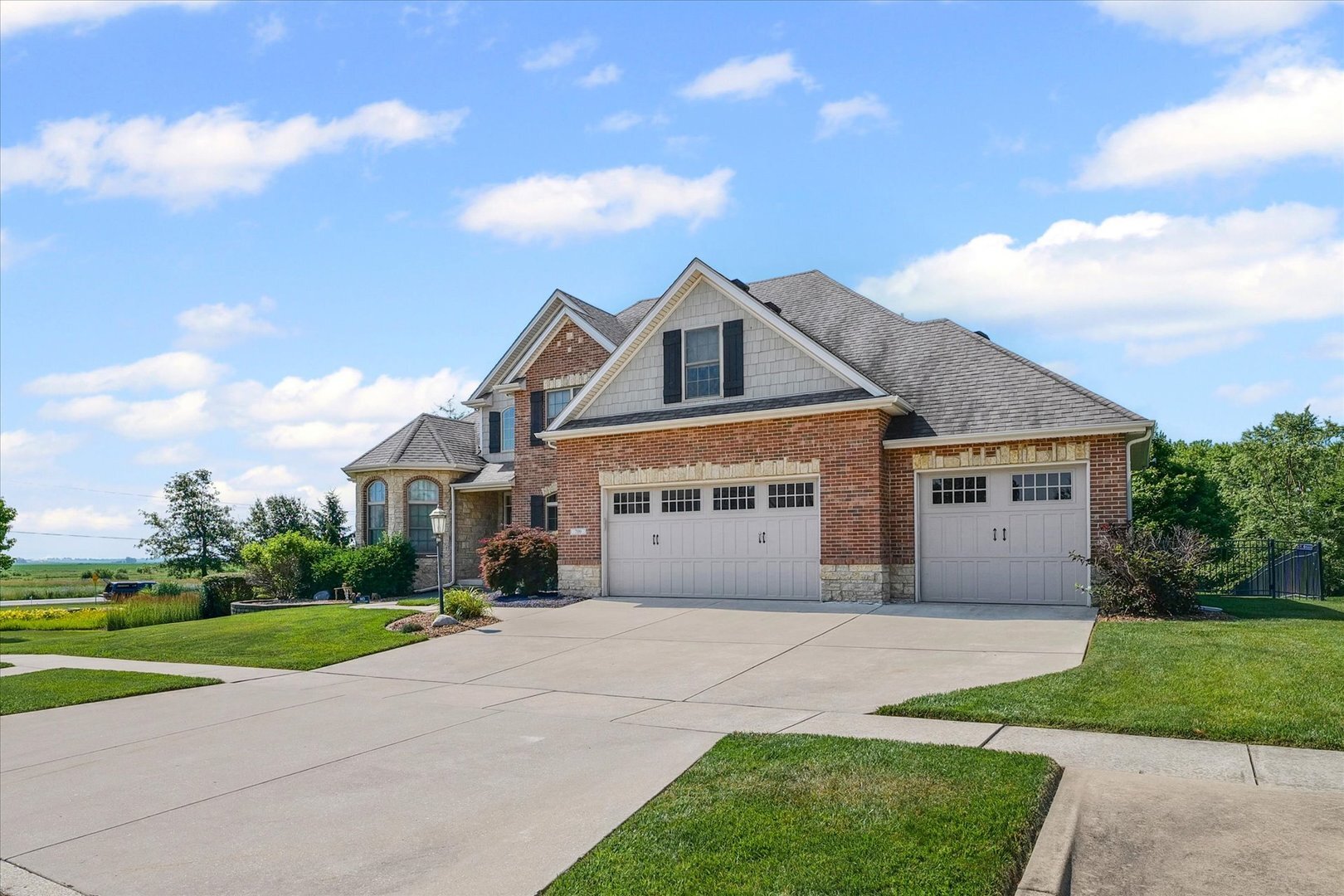 Property Photo: 709 Lake Falls Boulevard IL 61874