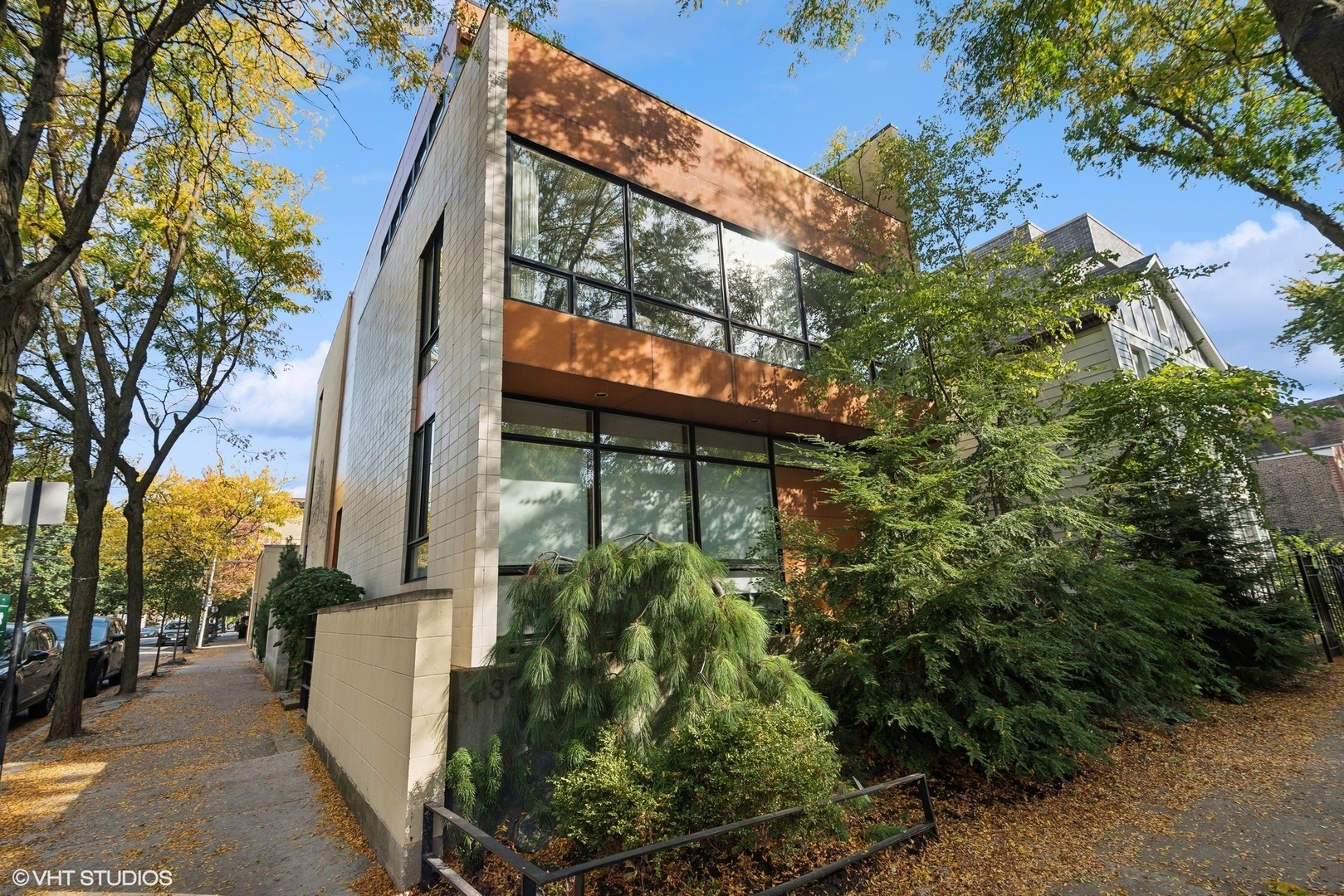 Property Photo: 839 N Hermitage Avenue 201 IL 60622